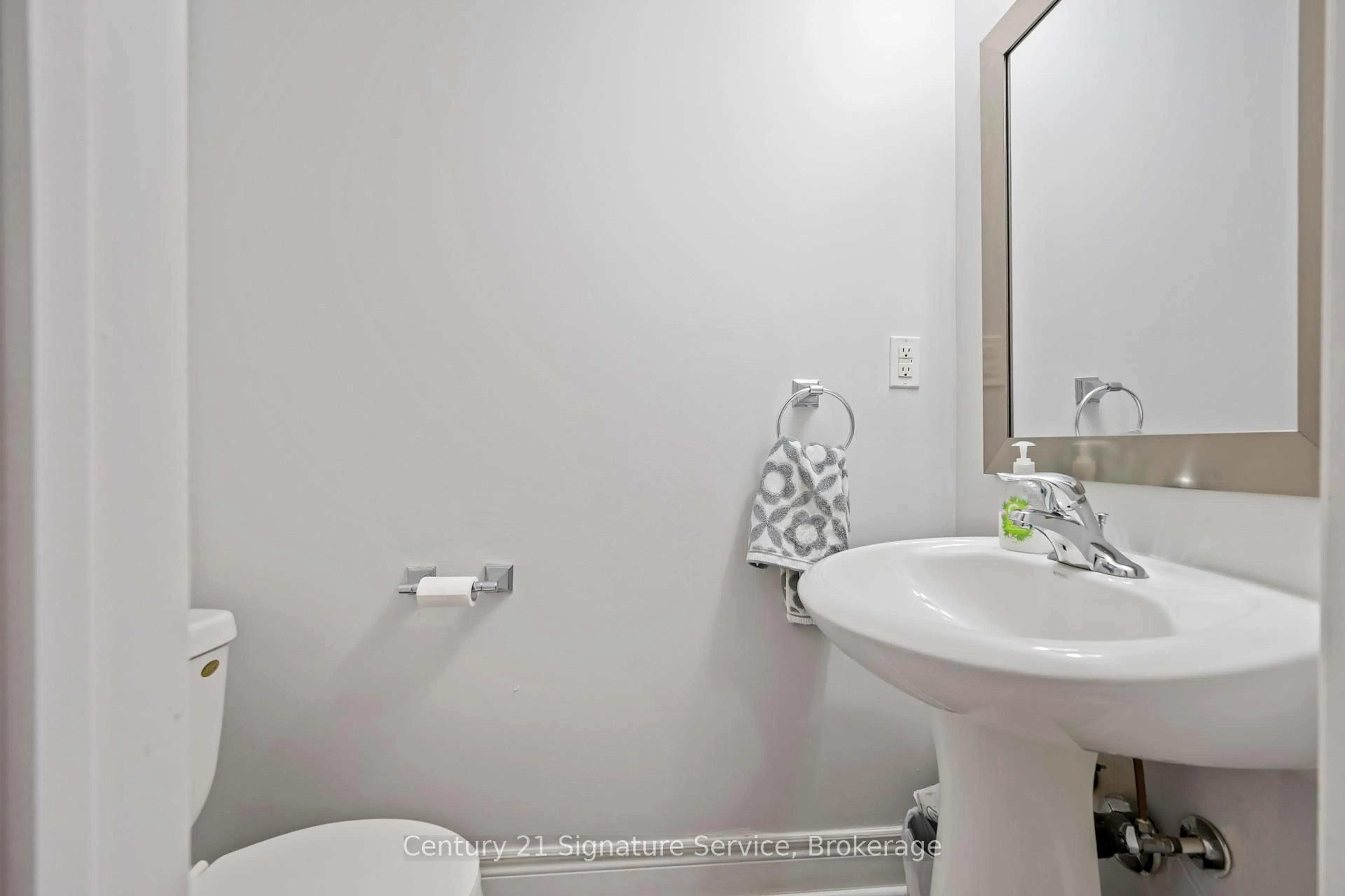 Standard bathroom, unknown for 19 Ruby Lang Lane, Toronto Ontario M8Z 0B8