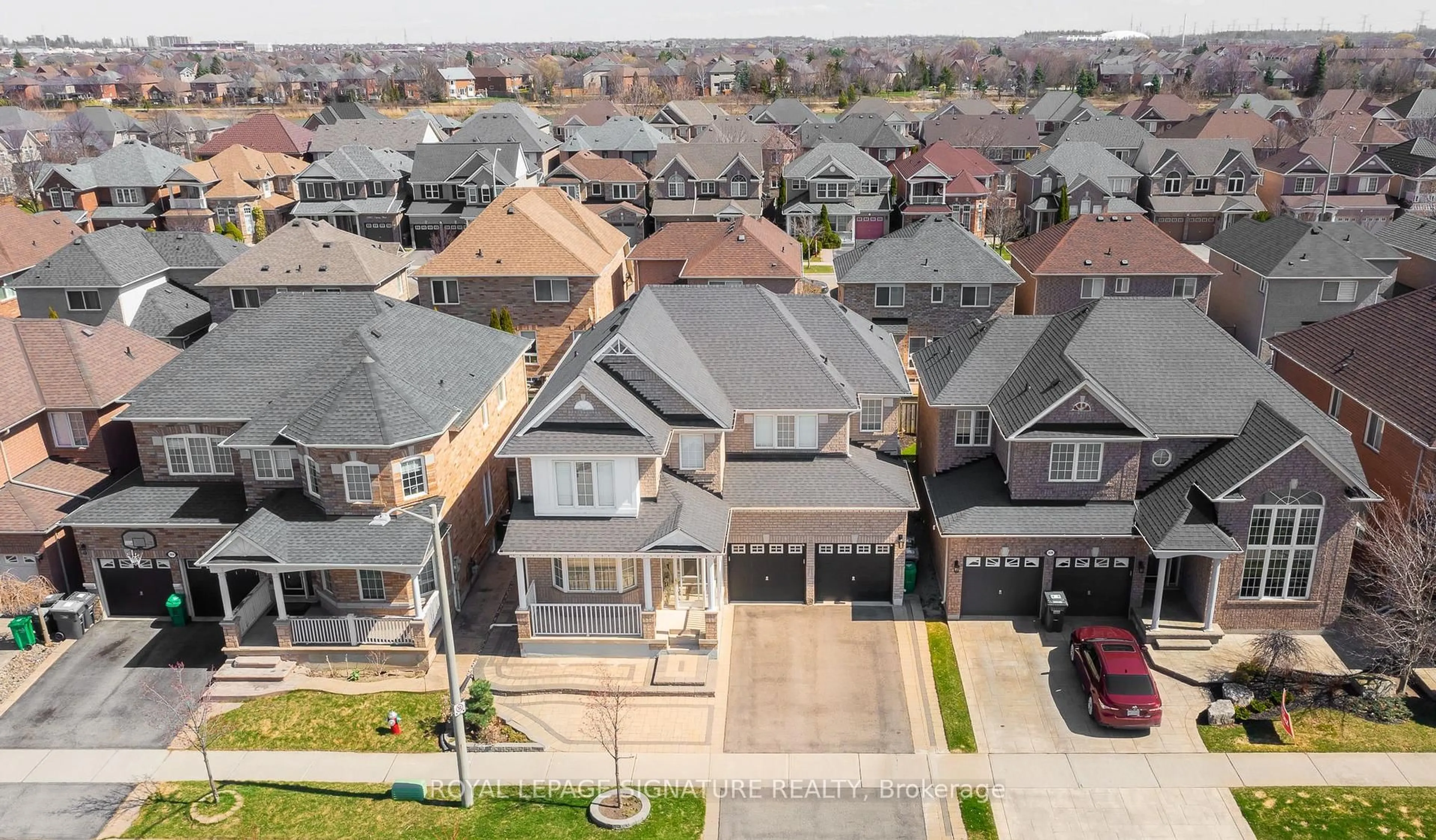 A pic from outside/outdoor area/front of a property/back of a property/a pic from drone, street for 3672 Swanson Dr, Mississauga Ontario L5N 8J6