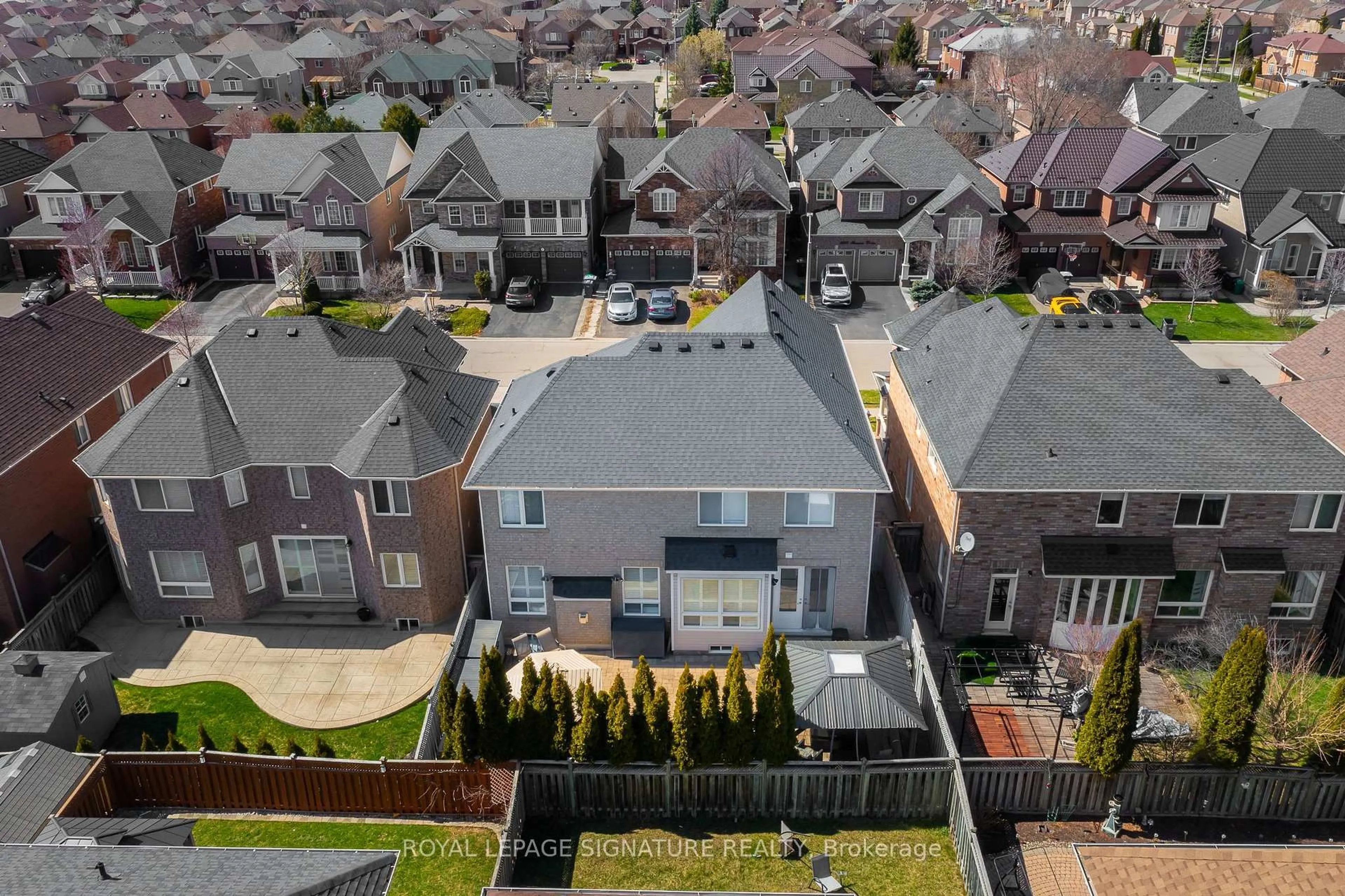 A pic from outside/outdoor area/front of a property/back of a property/a pic from drone, city buildings view from balcony for 3672 Swanson Dr, Mississauga Ontario L5N 8J6