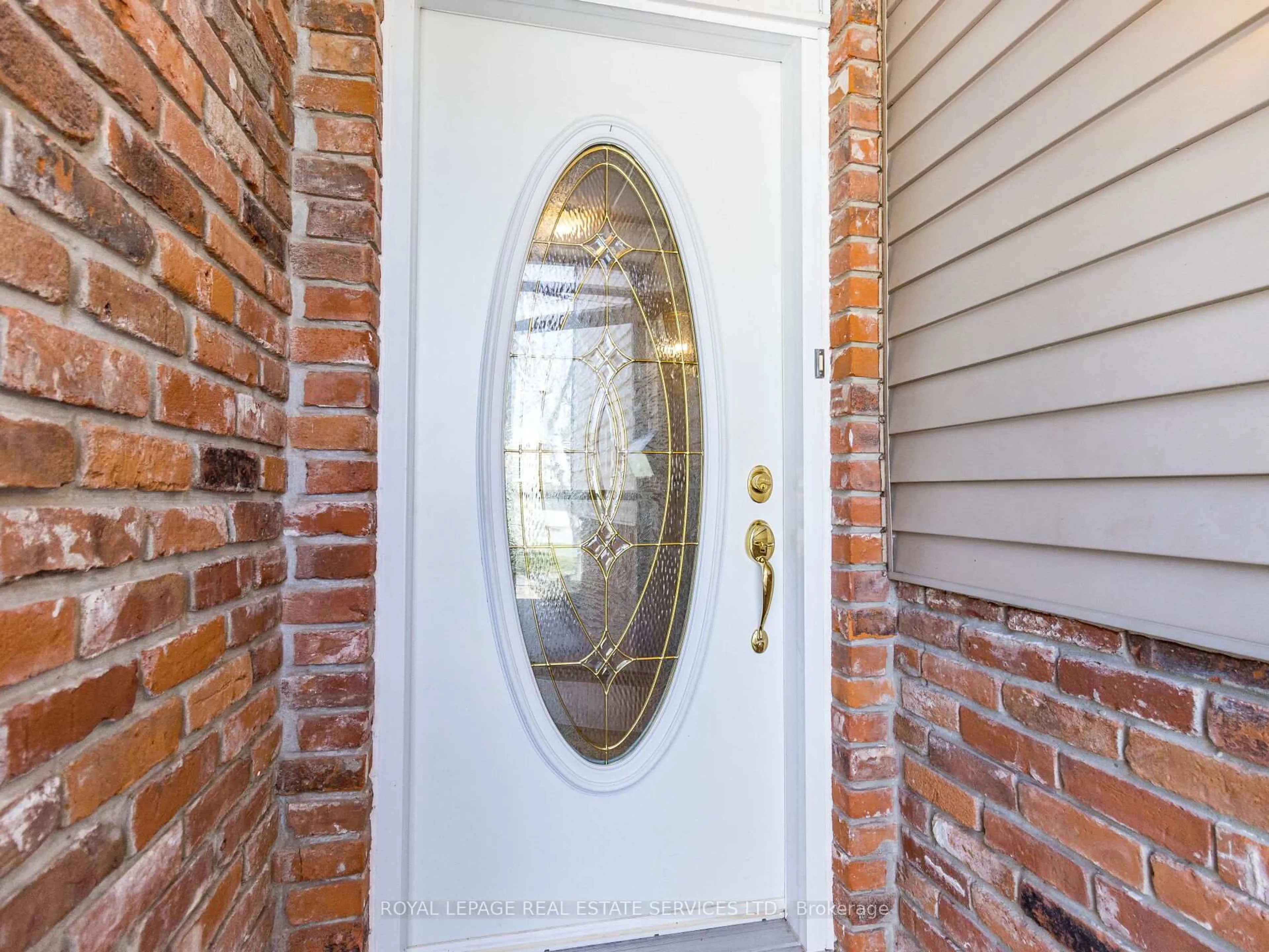 Indoor entryway for 196 Cullum Crt, Burlington Ontario L7T 4A9