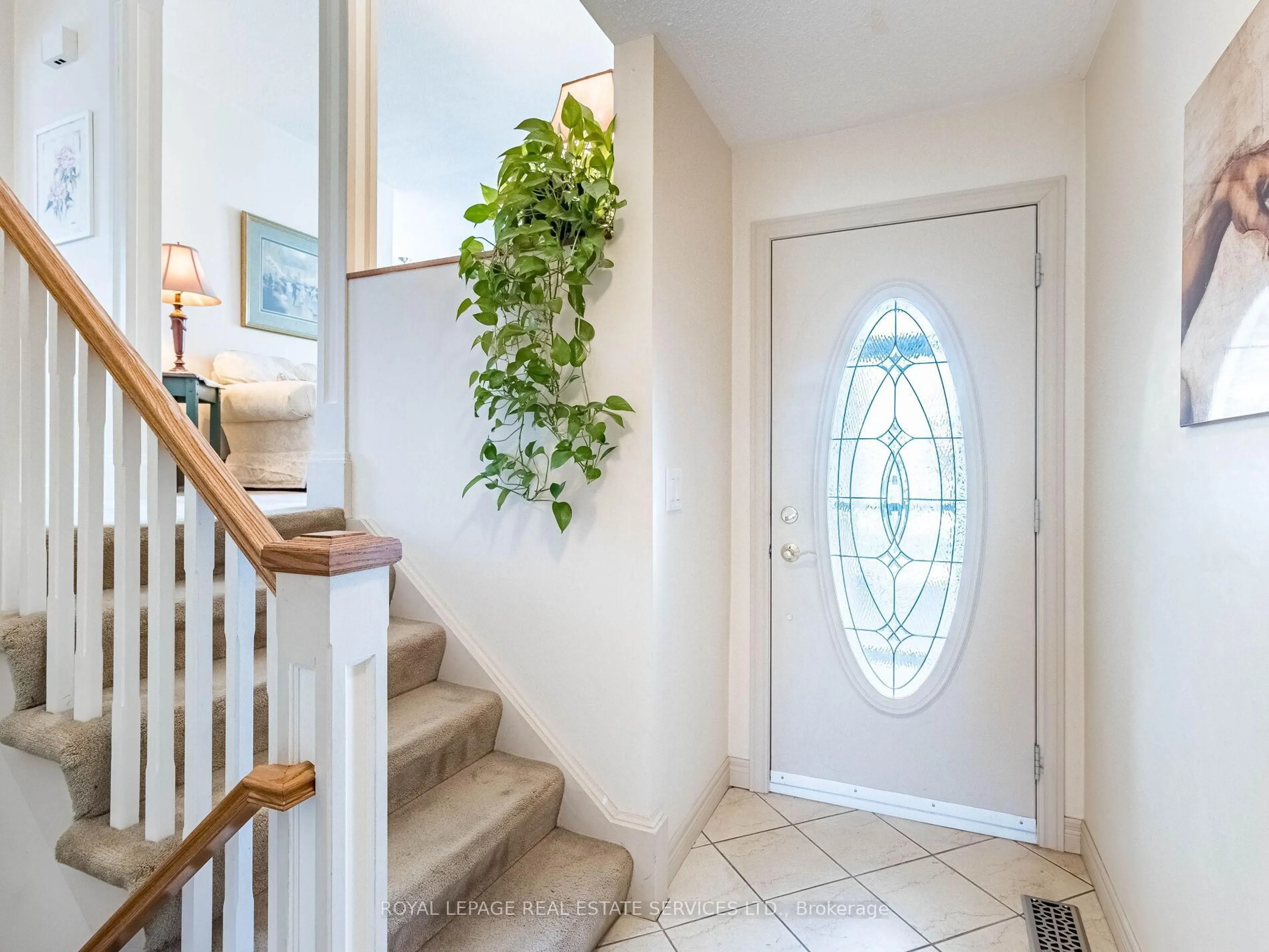 Indoor entryway for 196 Cullum Crt, Burlington Ontario L7T 4A9