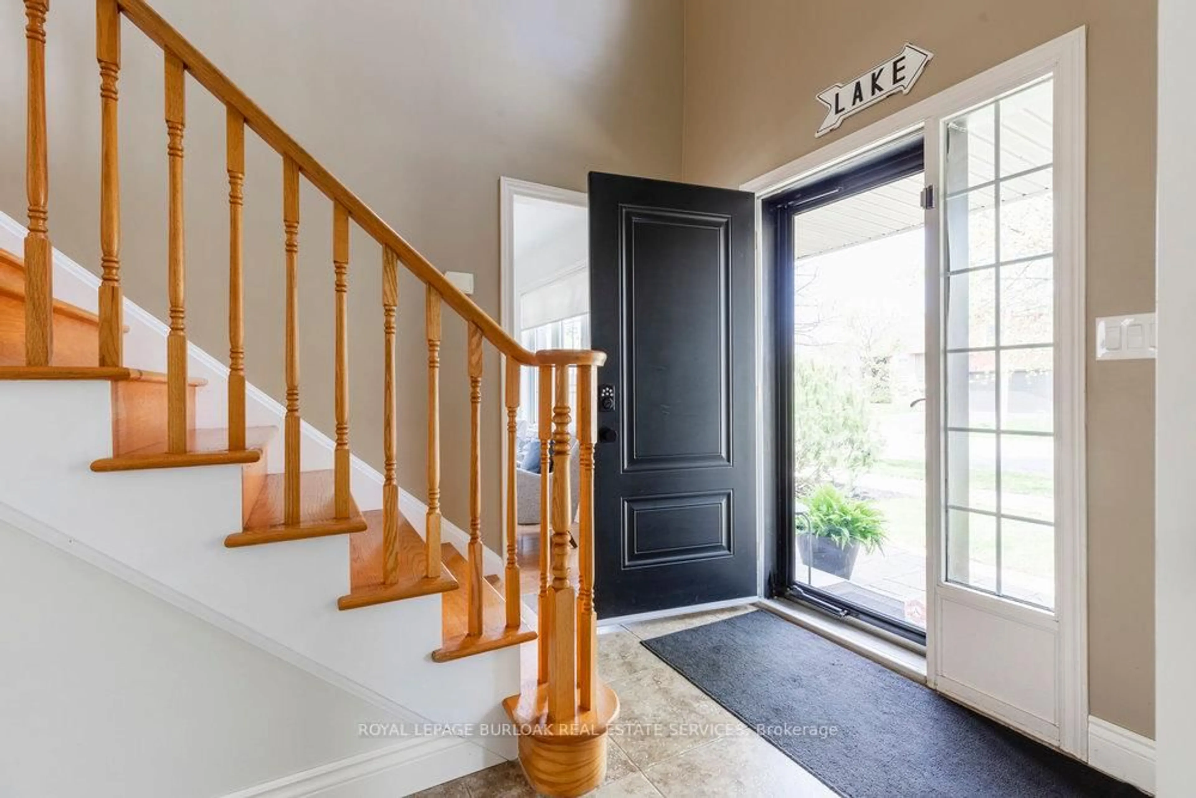 Indoor entryway for 1159 Casador Crt, Burlington Ontario L7S 2K5