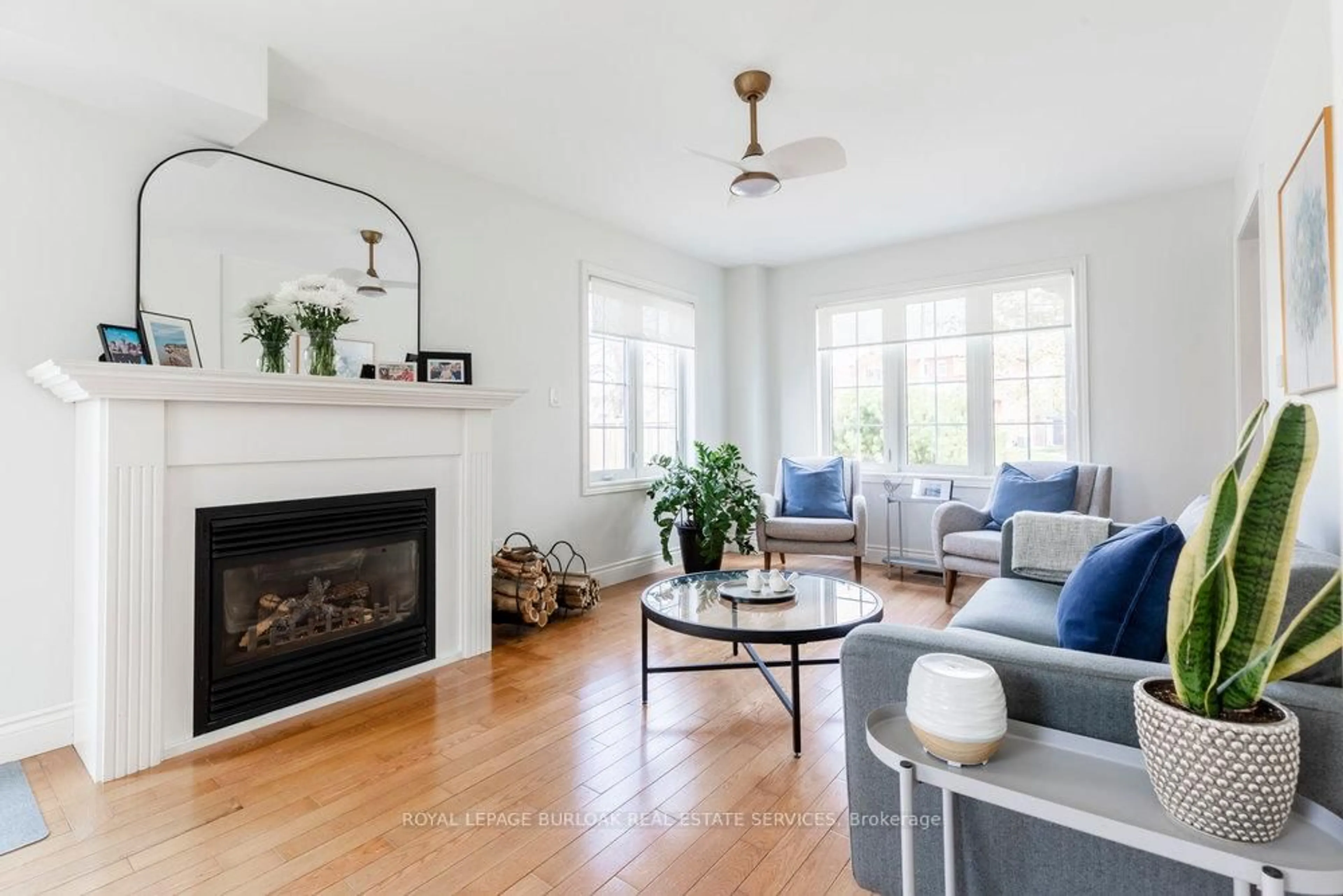 Living room with furniture, unknown for 1159 Casador Crt, Burlington Ontario L7S 2K5
