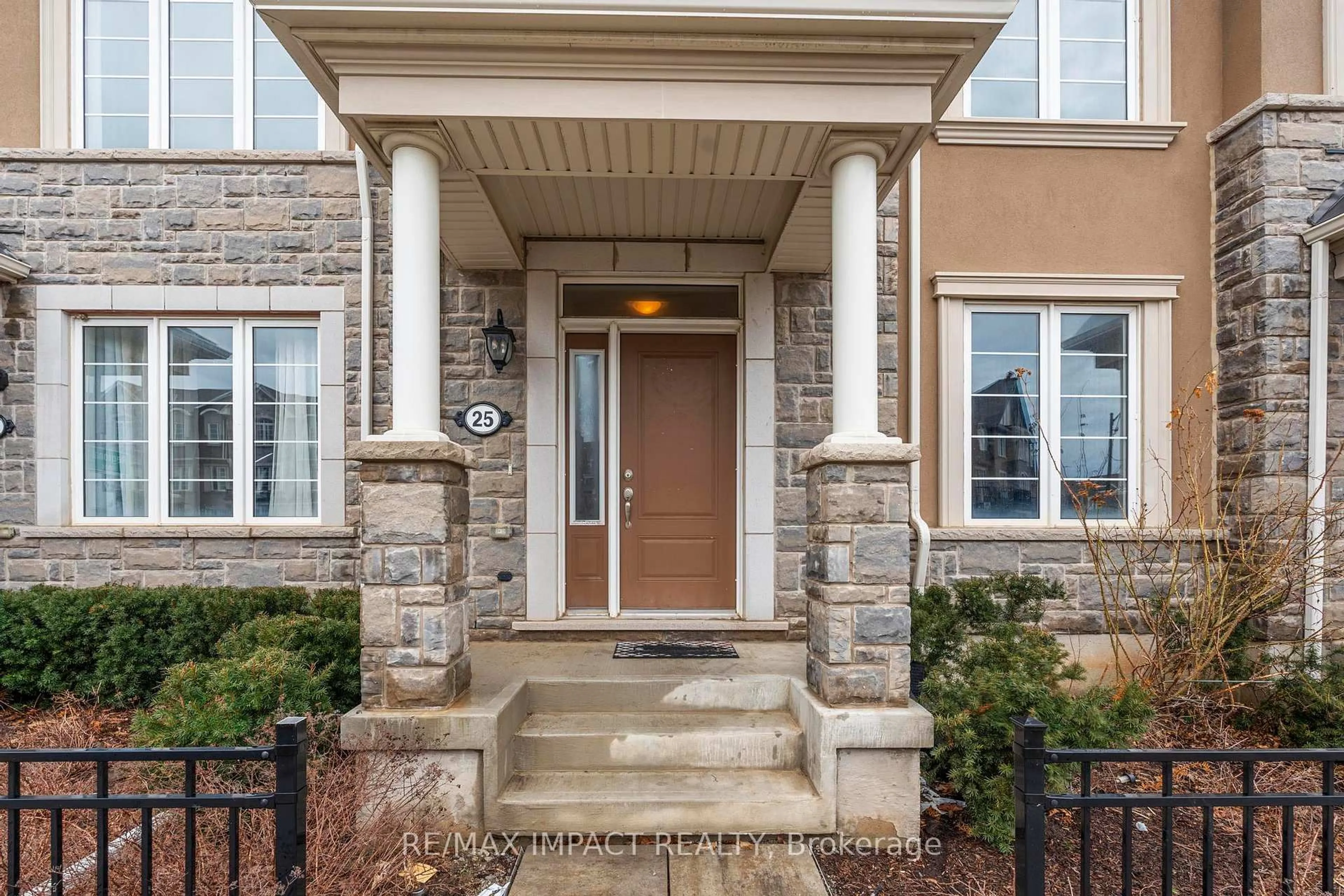 Indoor entryway for 1222 ROSE Way #25, Milton Ontario L9E 1P2