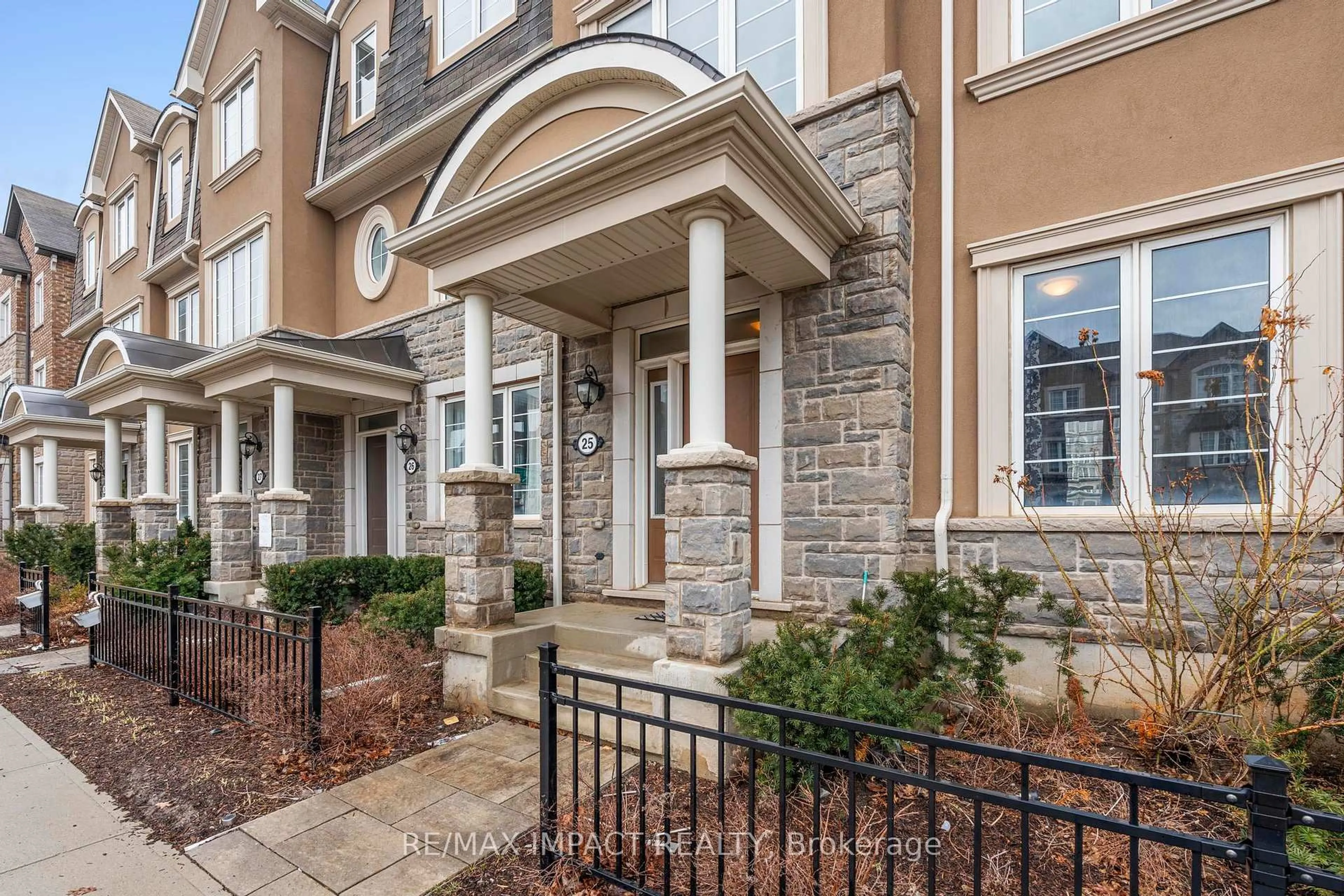 Indoor entryway for 1222 ROSE Way #25, Milton Ontario L9E 1P2