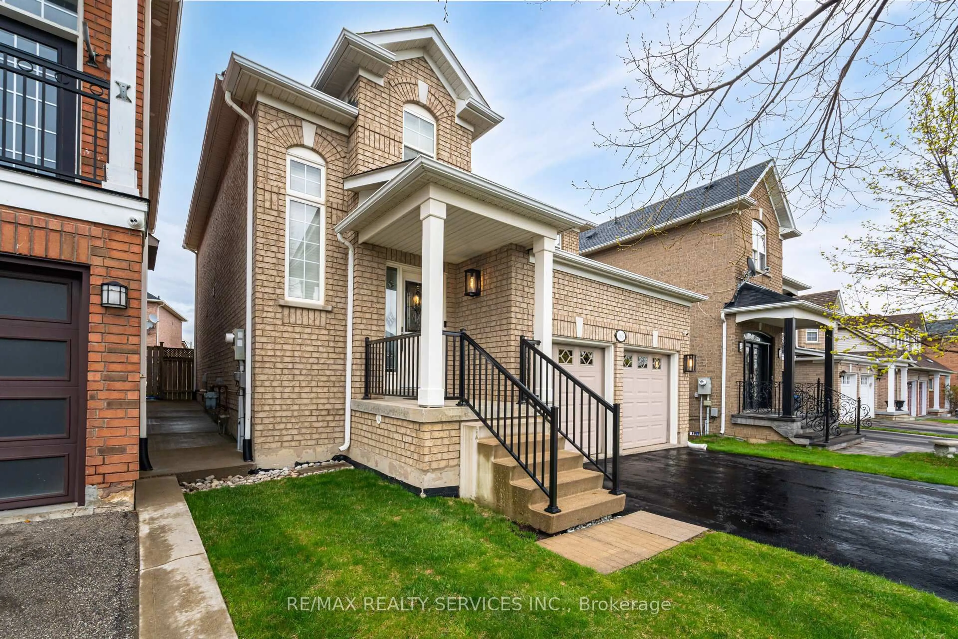 Home with brick exterior material, street for 363 Edenbrook Hill Dr, Brampton Ontario L7A 2N4