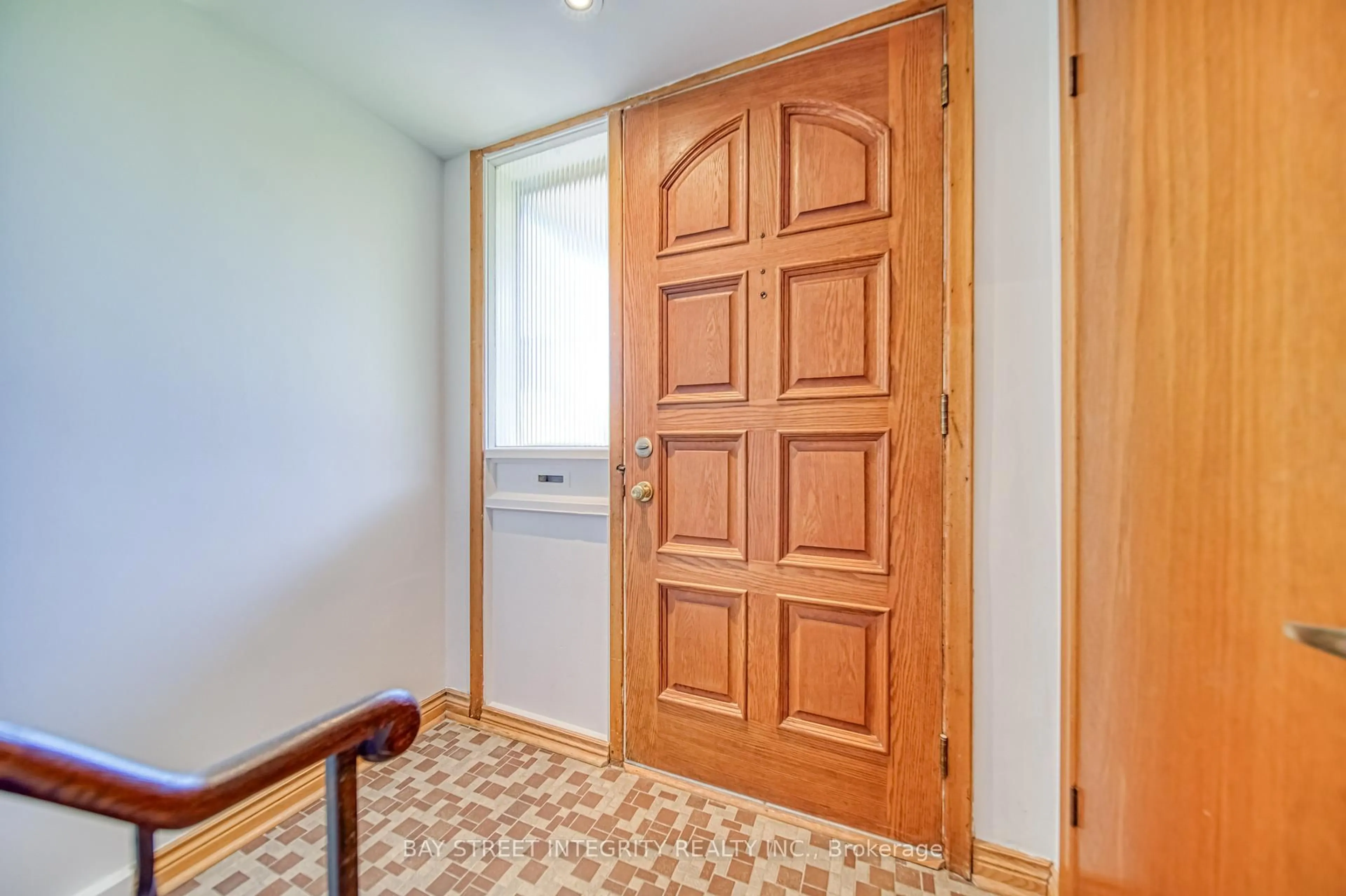 Indoor entryway for 12 Martini Dr, Toronto Ontario M6M 4X5