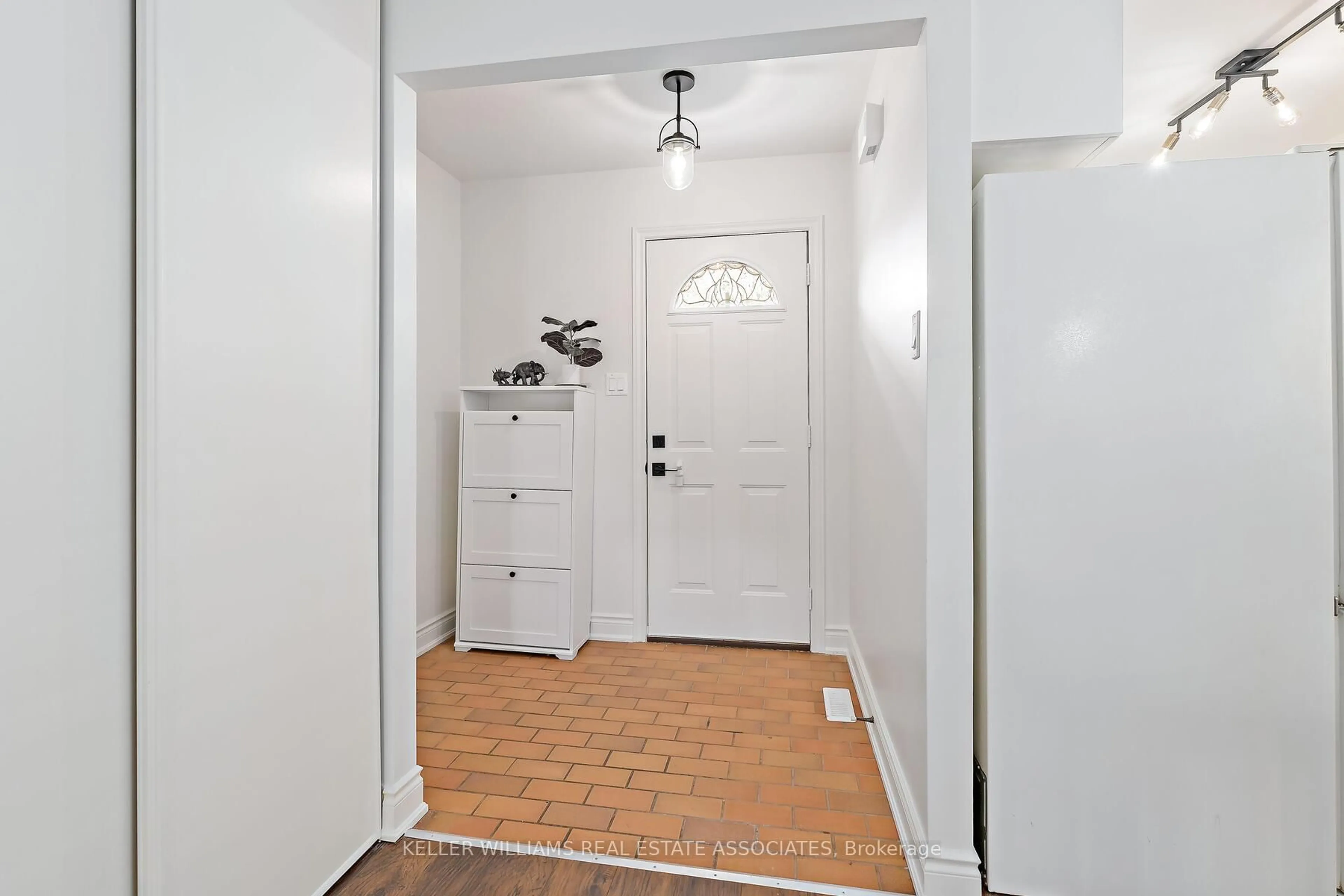 Indoor entryway for 10 Greenore Cres, Halton Hills Ontario L7J 2T2