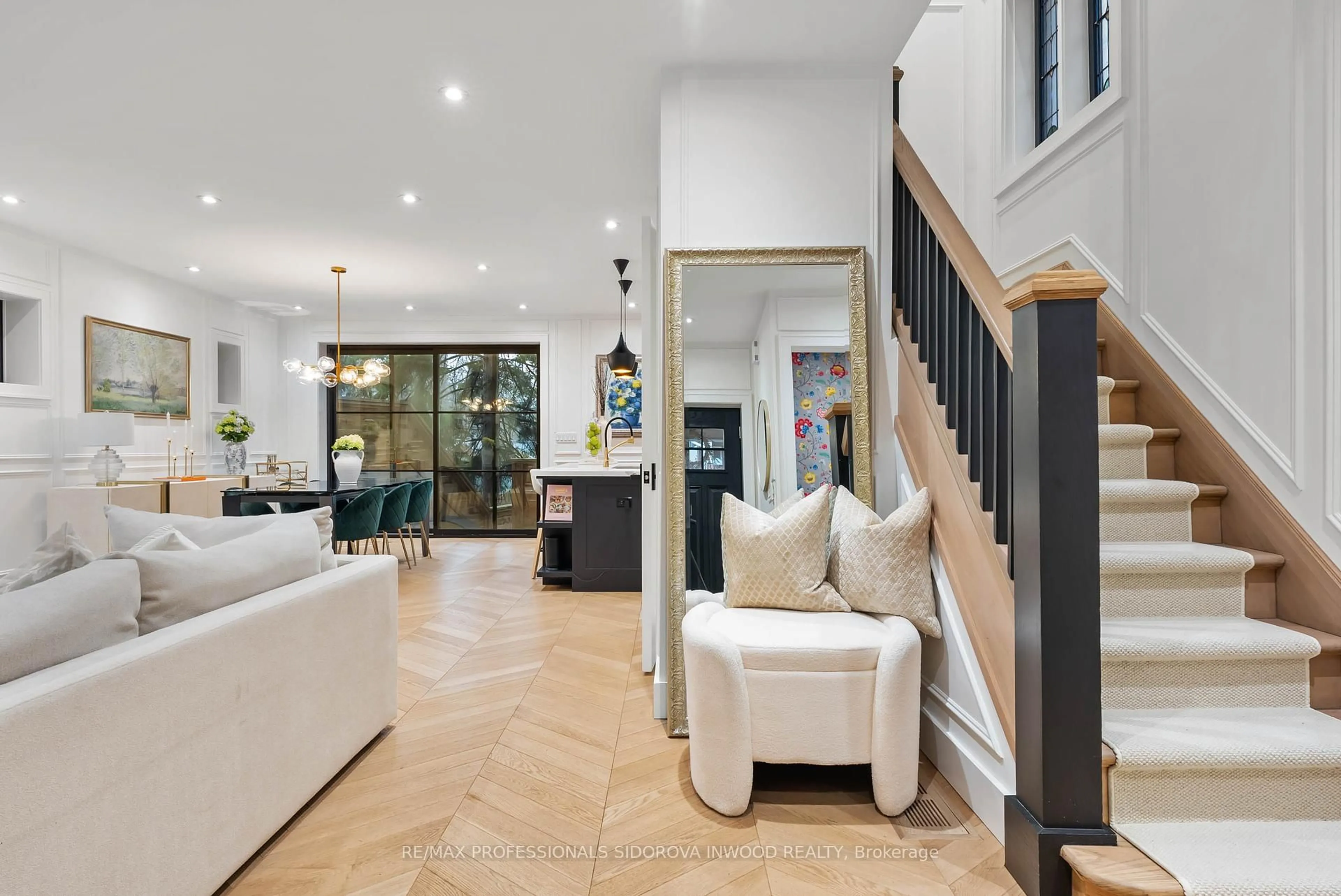 Indoor foyer for 203 Glendonwynne Rd, Toronto Ontario M6P 3E9