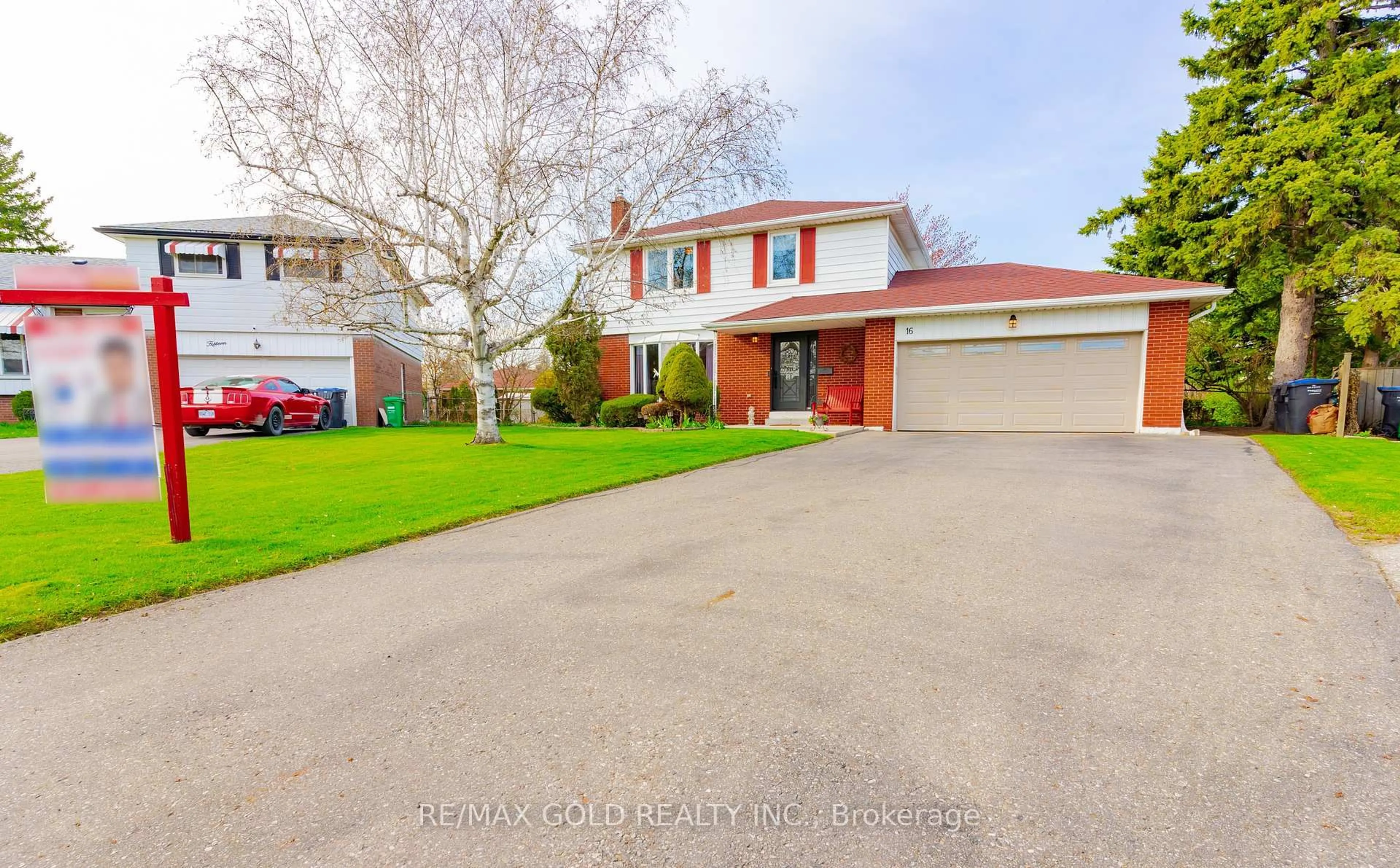 A pic from outside/outdoor area/front of a property/back of a property/a pic from drone, street for 16 Dudley Pl, Brampton Ontario L6T 3C3