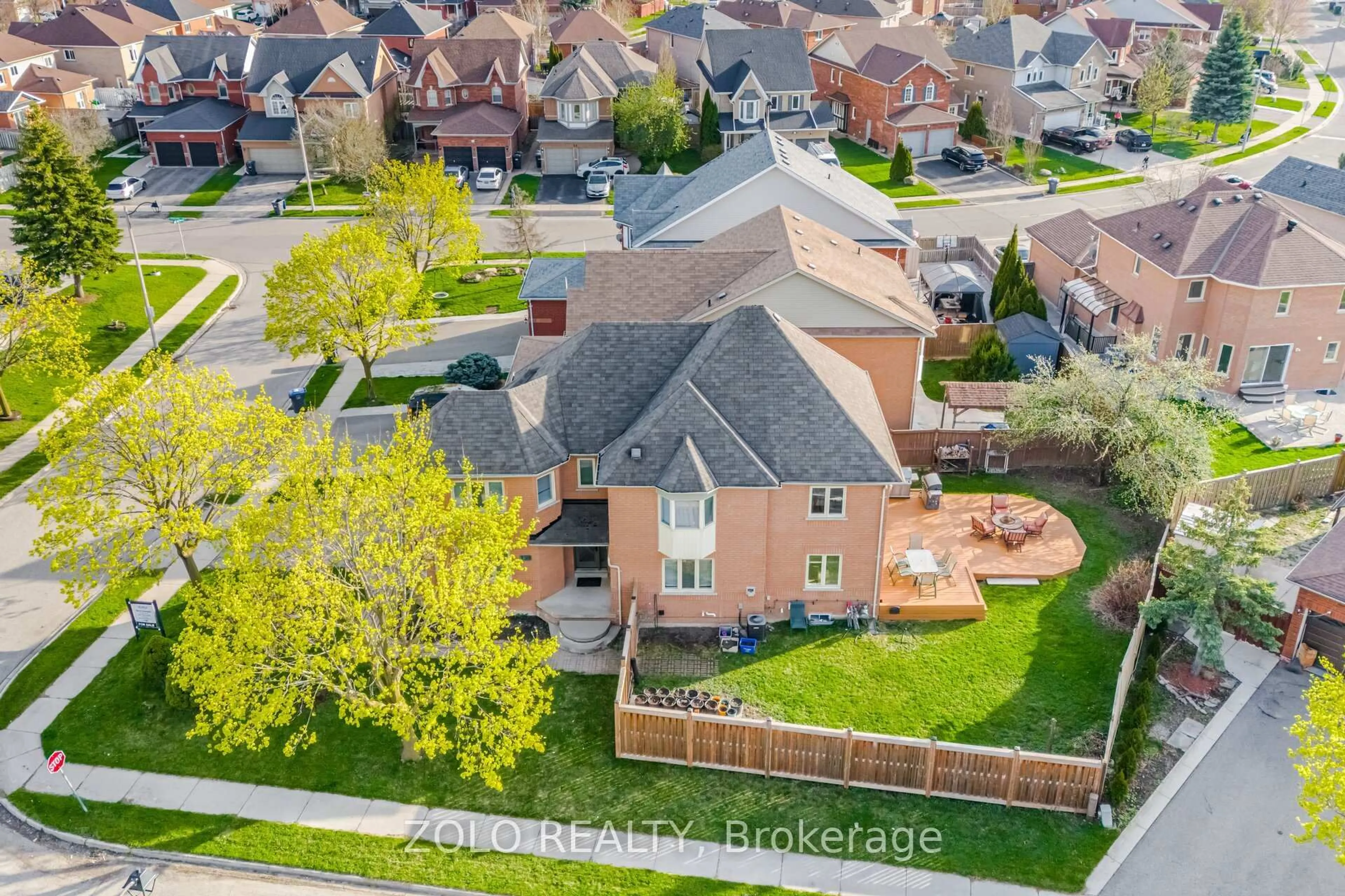 A pic from outside/outdoor area/front of a property/back of a property/a pic from drone, street for 139 Shady Pine Circ, Brampton Ontario L6R 1N6