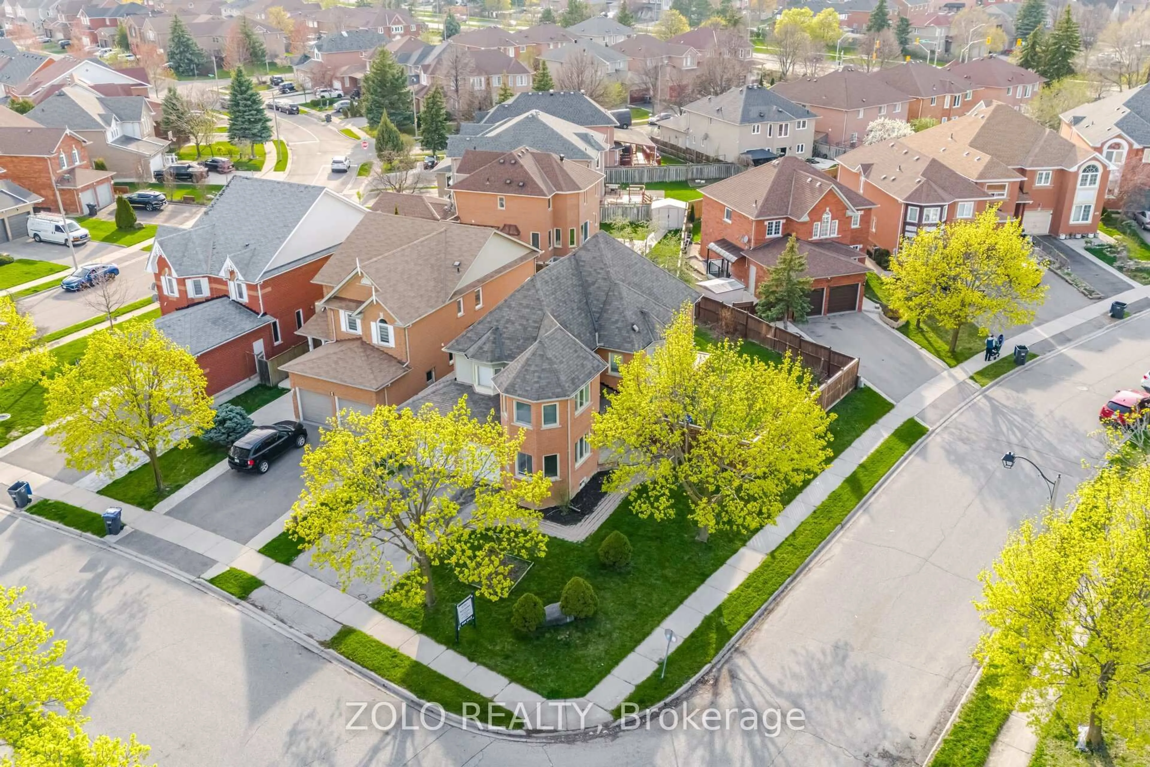 A pic from outside/outdoor area/front of a property/back of a property/a pic from drone, street for 139 Shady Pine Circ, Brampton Ontario L6R 1N6
