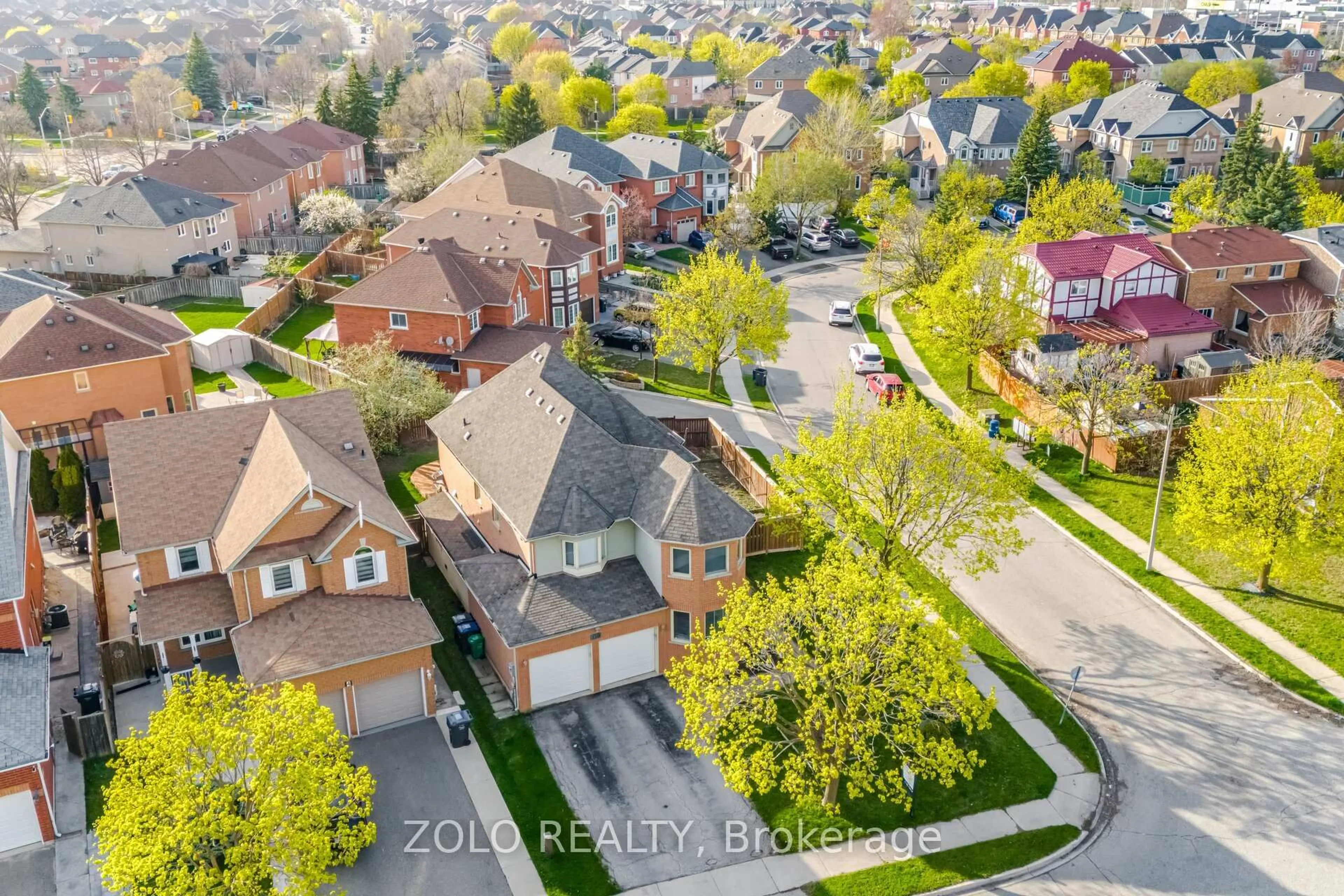 A pic from outside/outdoor area/front of a property/back of a property/a pic from drone, street for 139 Shady Pine Circ, Brampton Ontario L6R 1N6