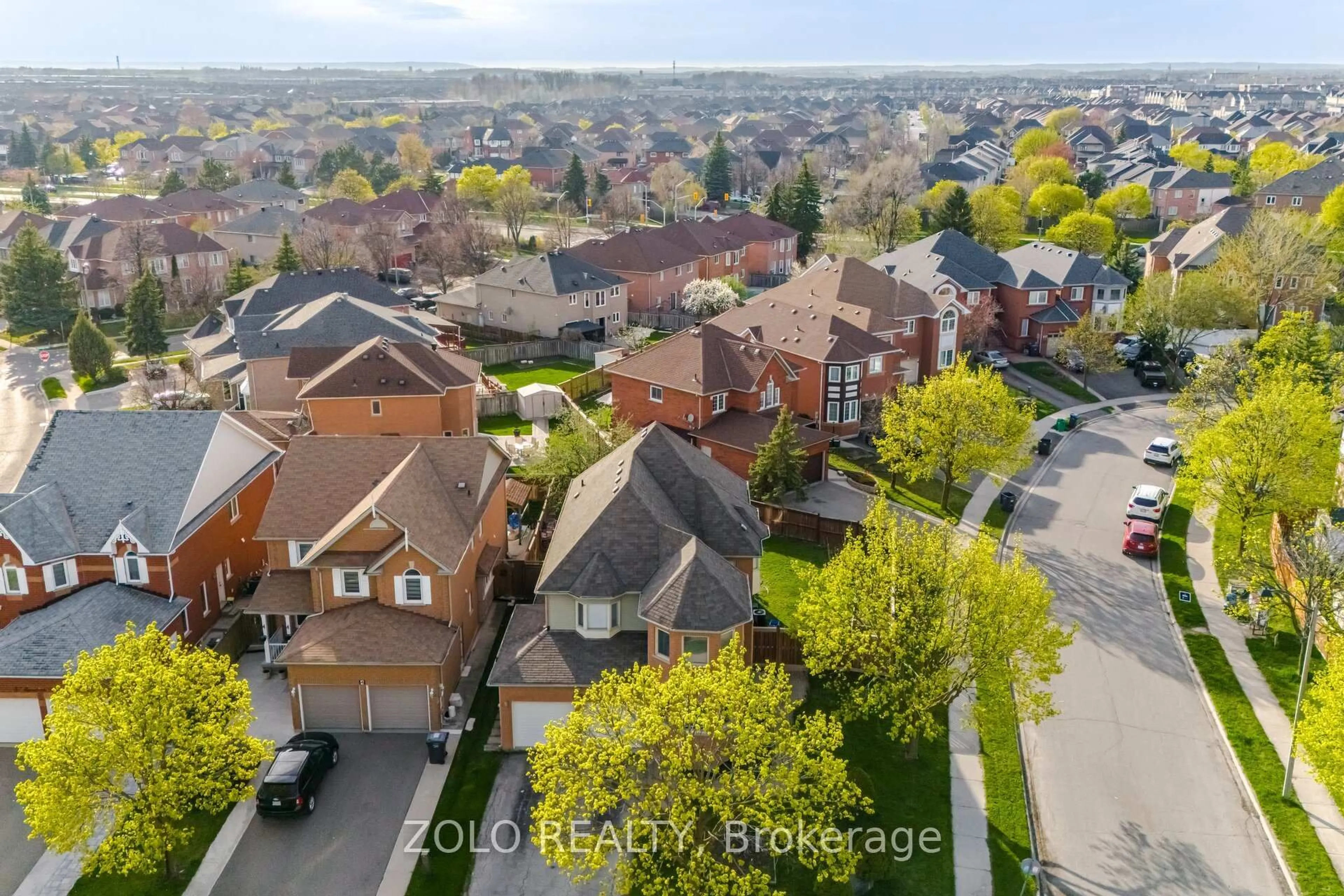 A pic from outside/outdoor area/front of a property/back of a property/a pic from drone, city buildings view from balcony for 139 Shady Pine Circ, Brampton Ontario L6R 1N6
