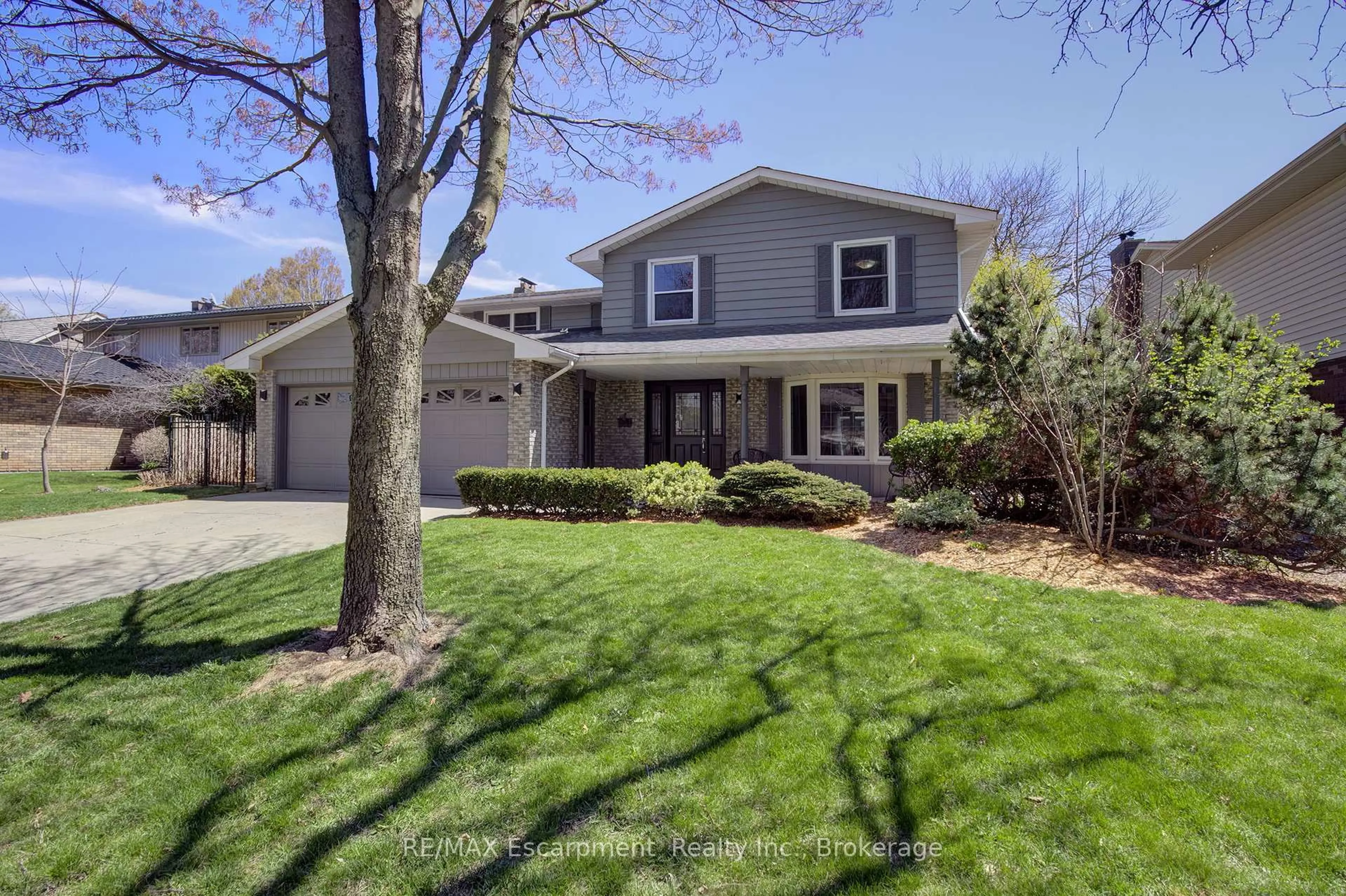 Home with vinyl exterior material, street for 4480 Concord Pl, Burlington Ontario L7L 1J4