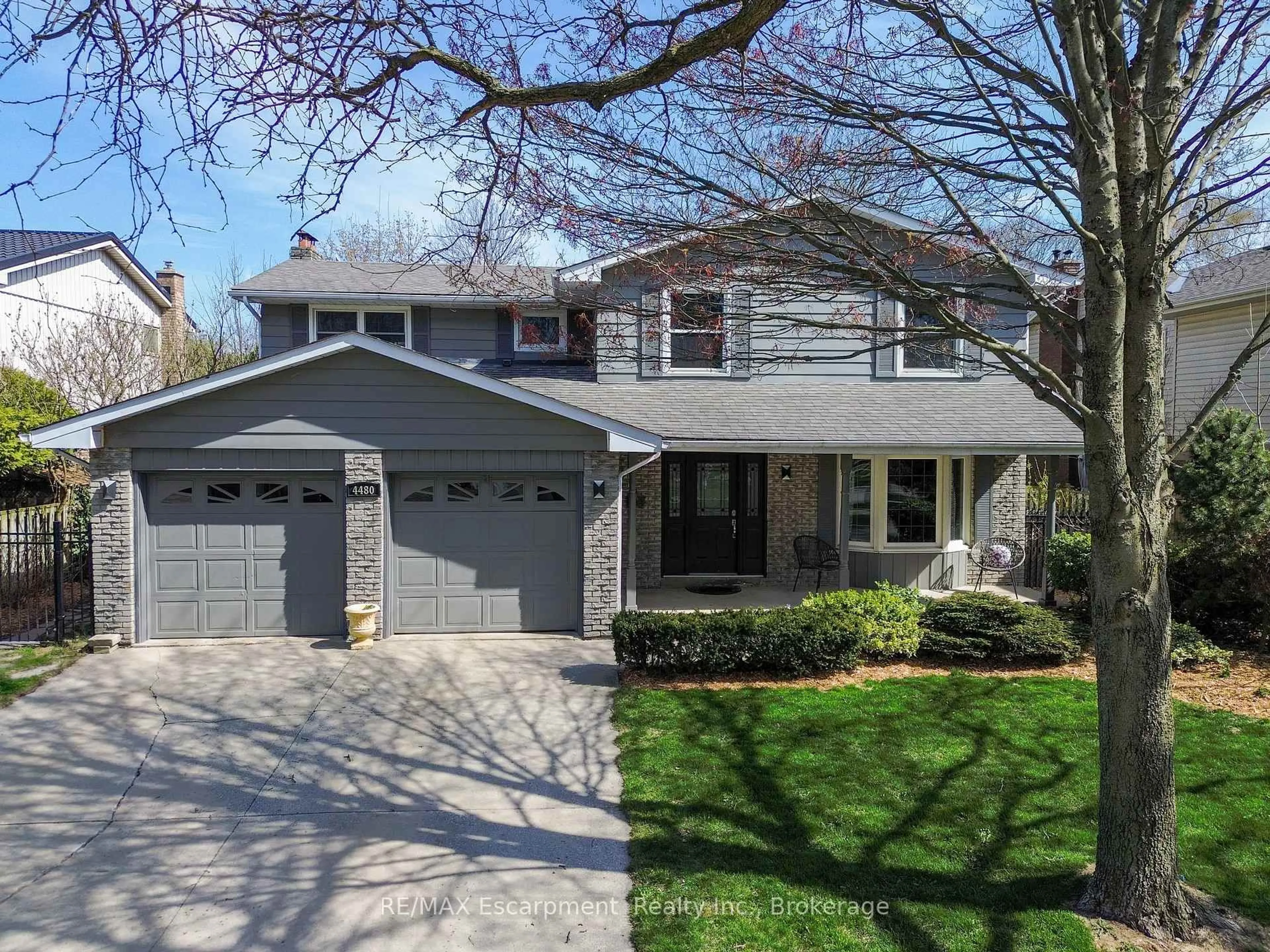 Home with vinyl exterior material, street for 4480 Concord Pl, Burlington Ontario L7L 1J4