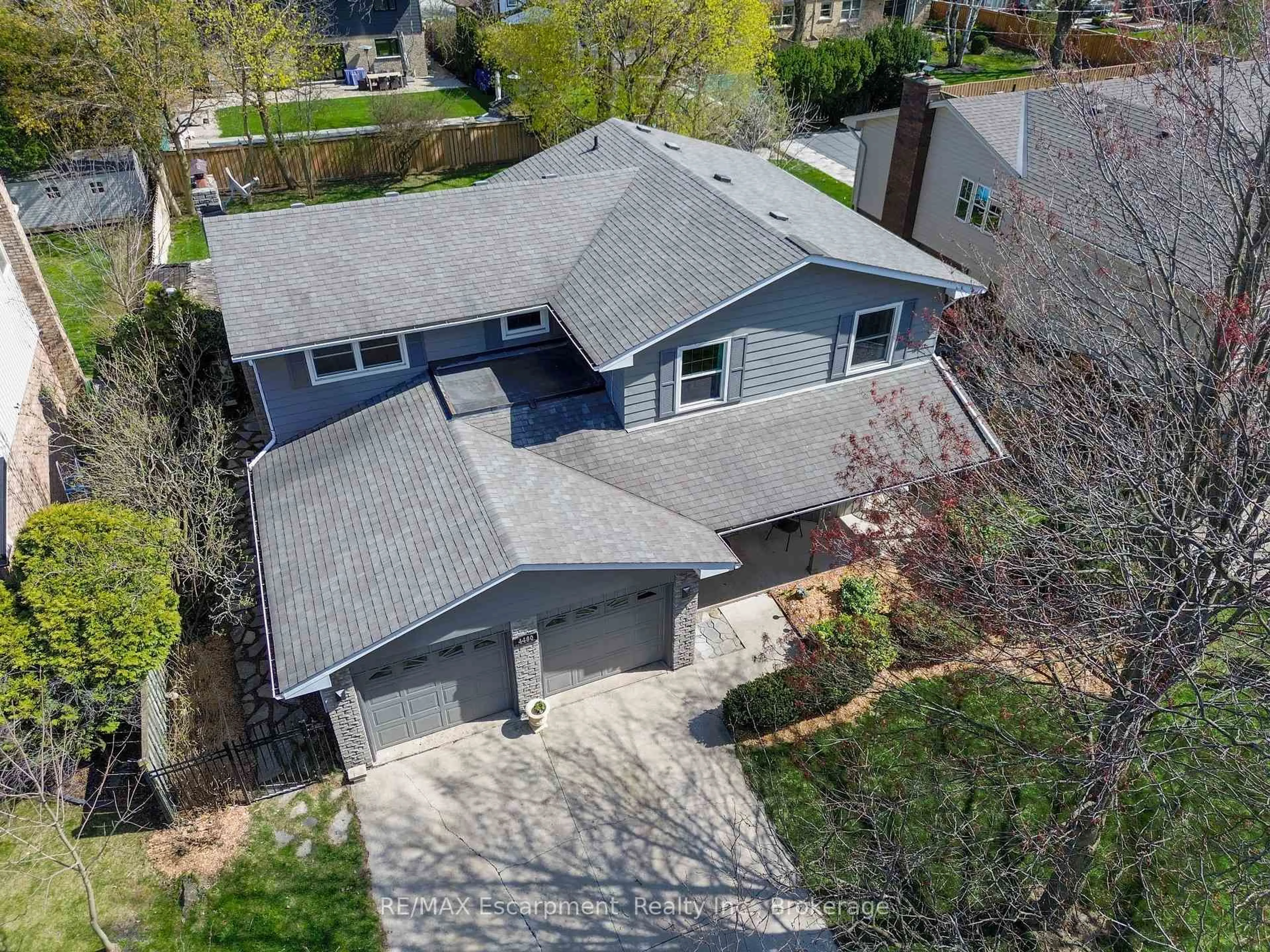 A pic from outside/outdoor area/front of a property/back of a property/a pic from drone, street for 4480 Concord Pl, Burlington Ontario L7L 1J4