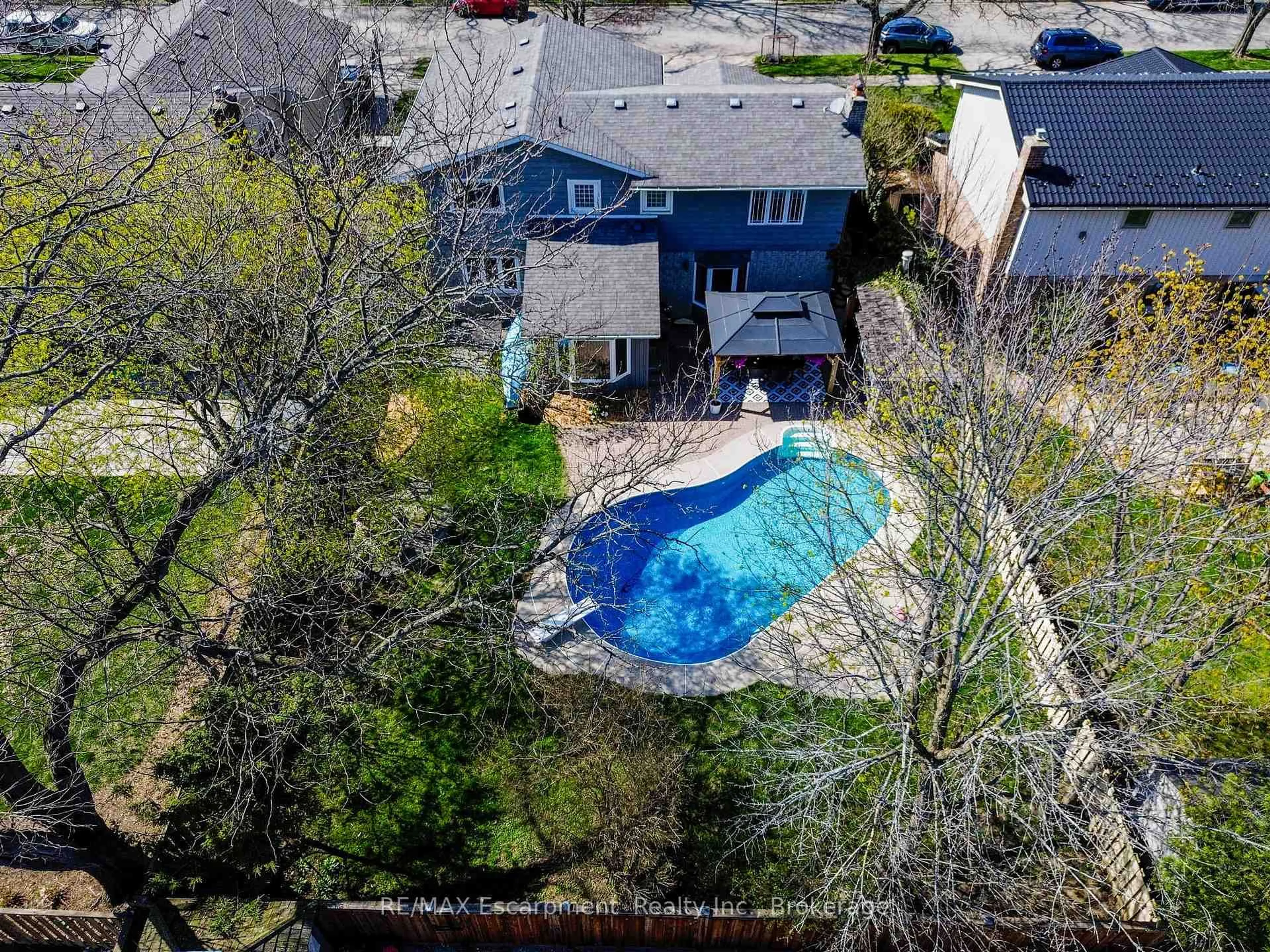 A pic from outside/outdoor area/front of a property/back of a property/a pic from drone, street for 4480 Concord Pl, Burlington Ontario L7L 1J4