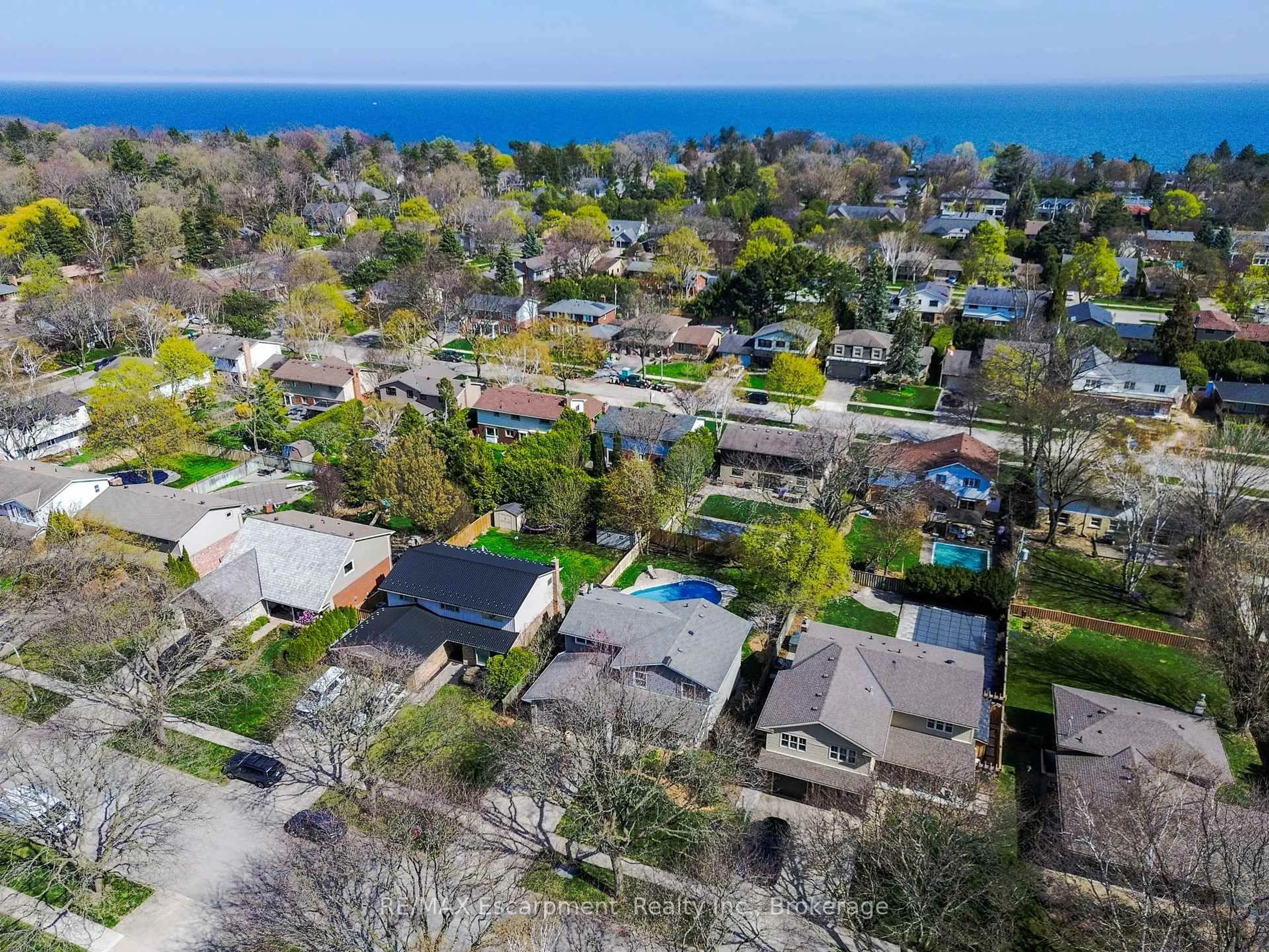 A pic from outside/outdoor area/front of a property/back of a property/a pic from drone, water/lake/river/ocean view for 4480 Concord Pl, Burlington Ontario L7L 1J4