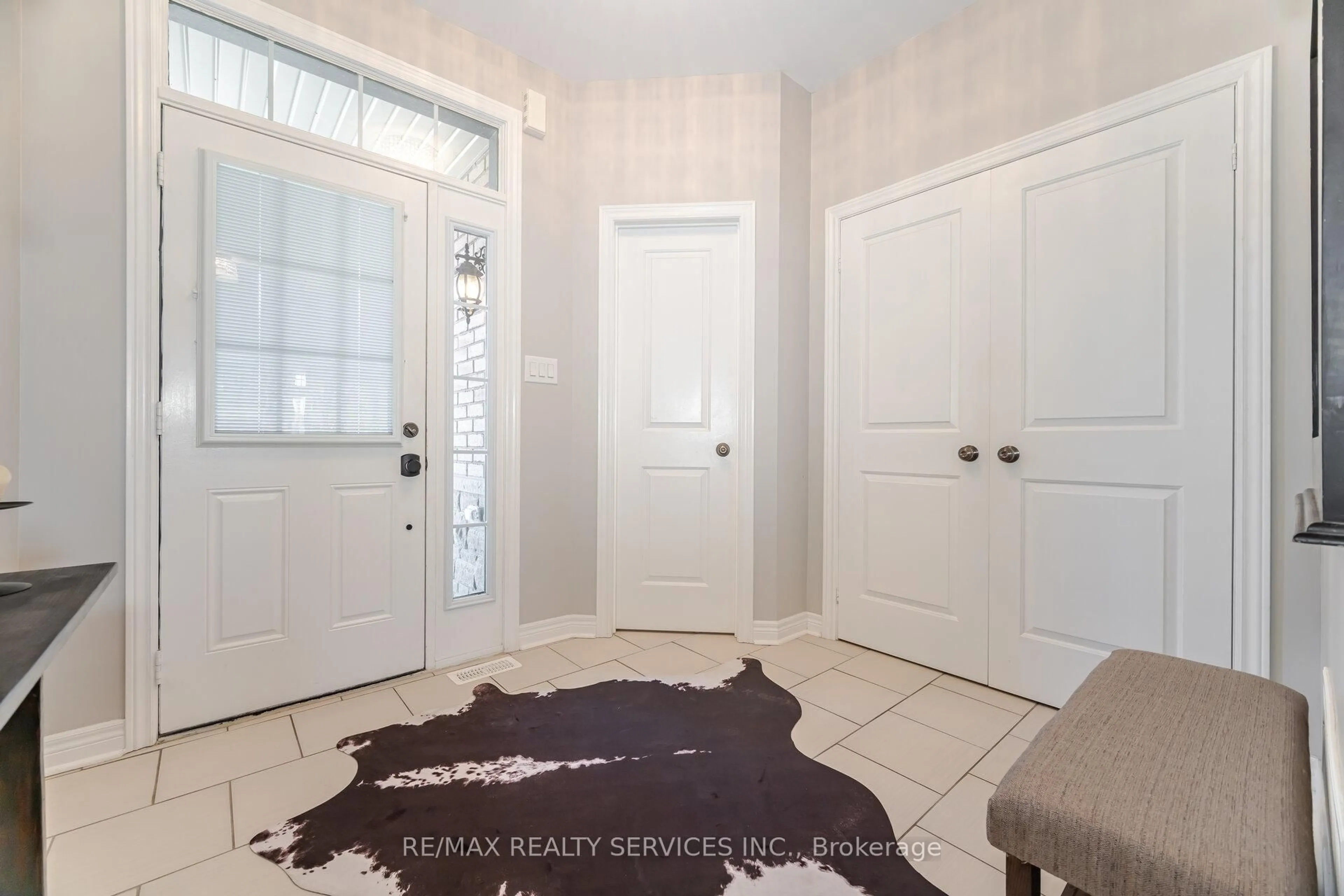 Indoor entryway for 31 Fallis Cres, Caledon Ontario L7C 3R5