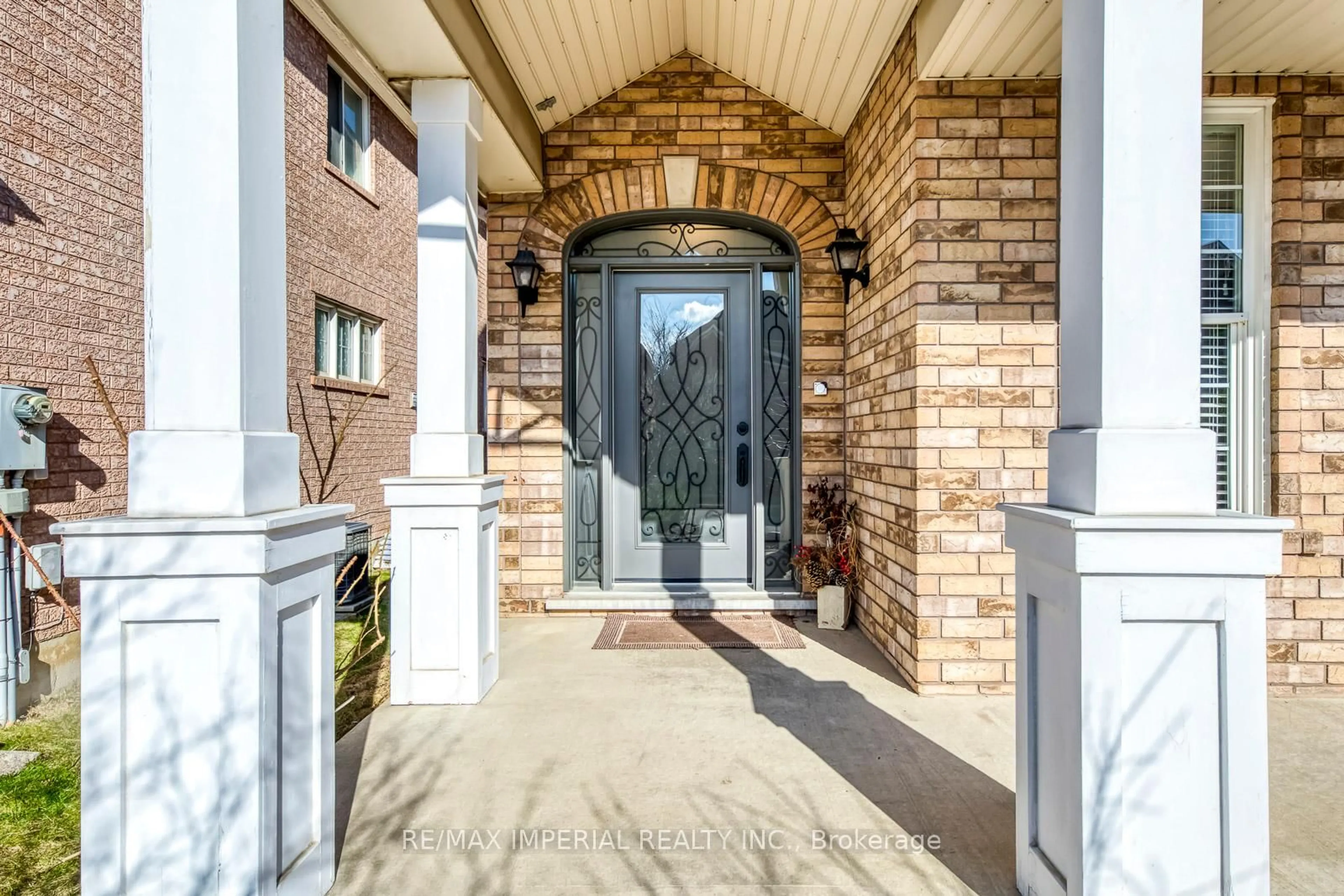 Indoor entryway for 3677 swanson Dr, Mississauga Ontario L5N 8J6