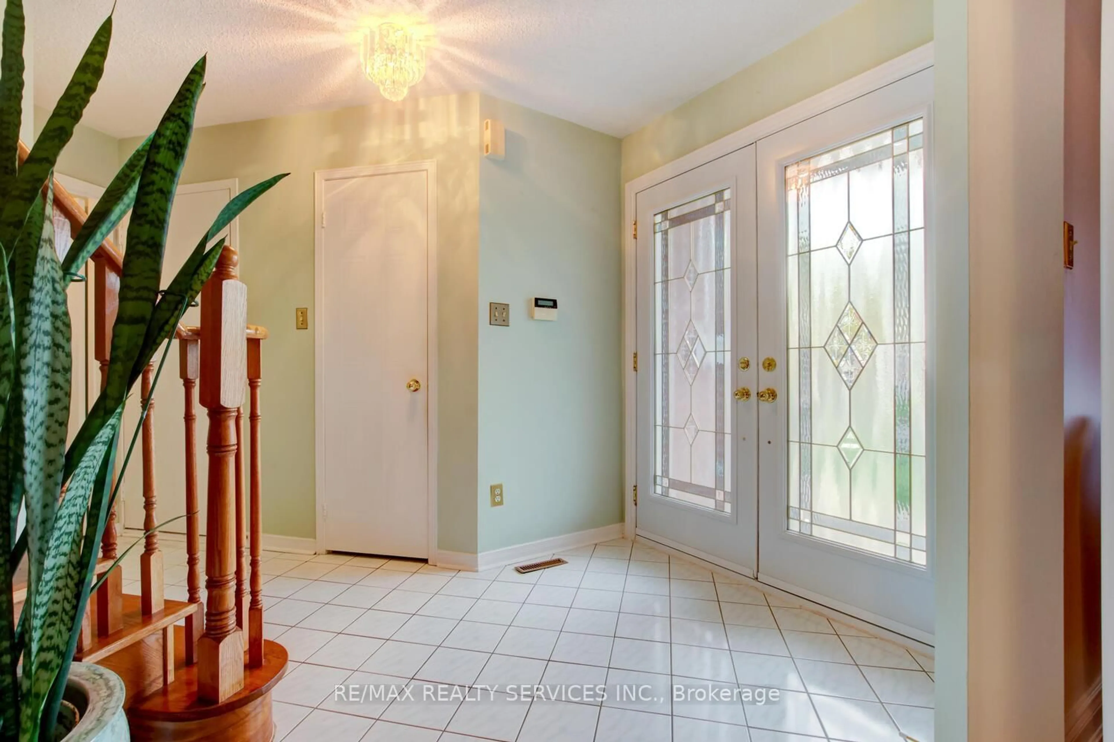 Indoor entryway for 46 Red Maple Dr, Brampton Ontario L6X 4L9