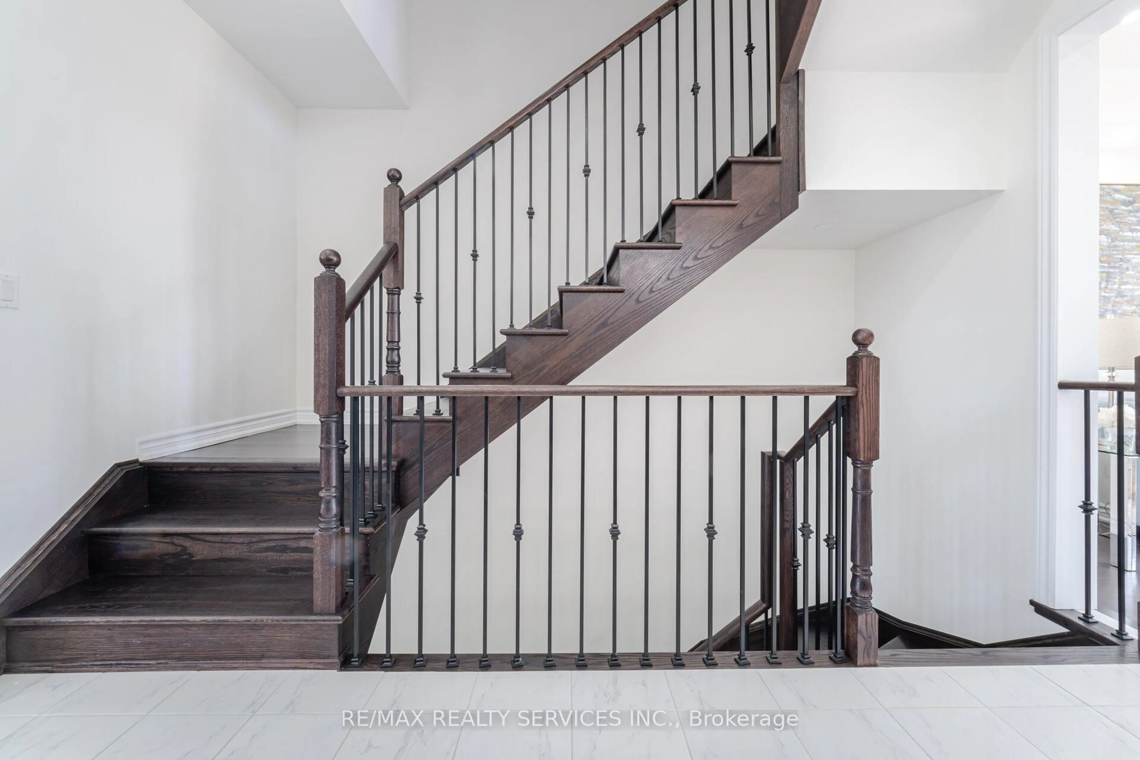 Stairs for 103 Camino Real Dr, Caledon Ontario L7C 4M1