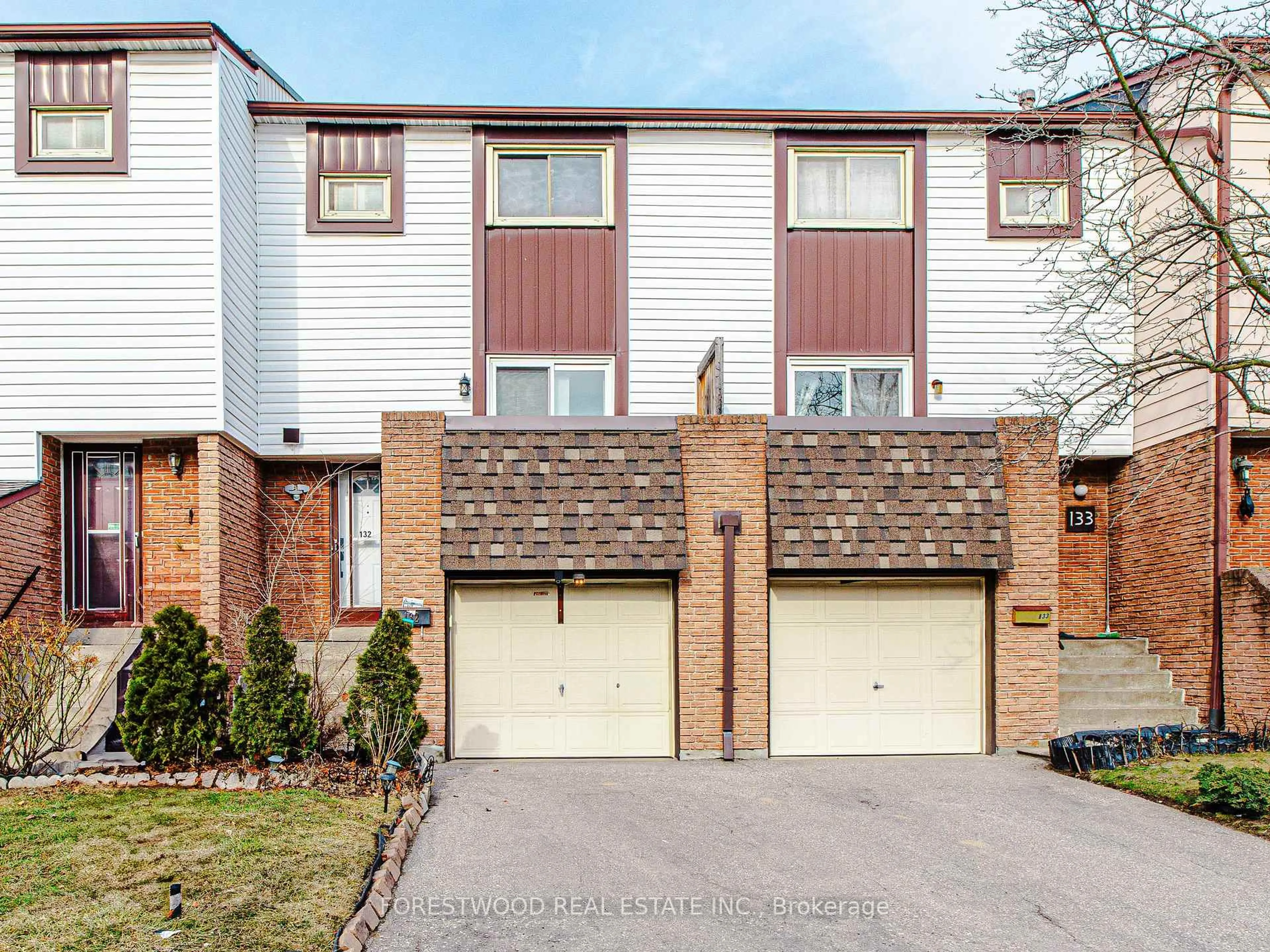 Home with brick exterior material, street for 1221 Dundix Rd #132, Mississauga Ontario L4Y 3Y9