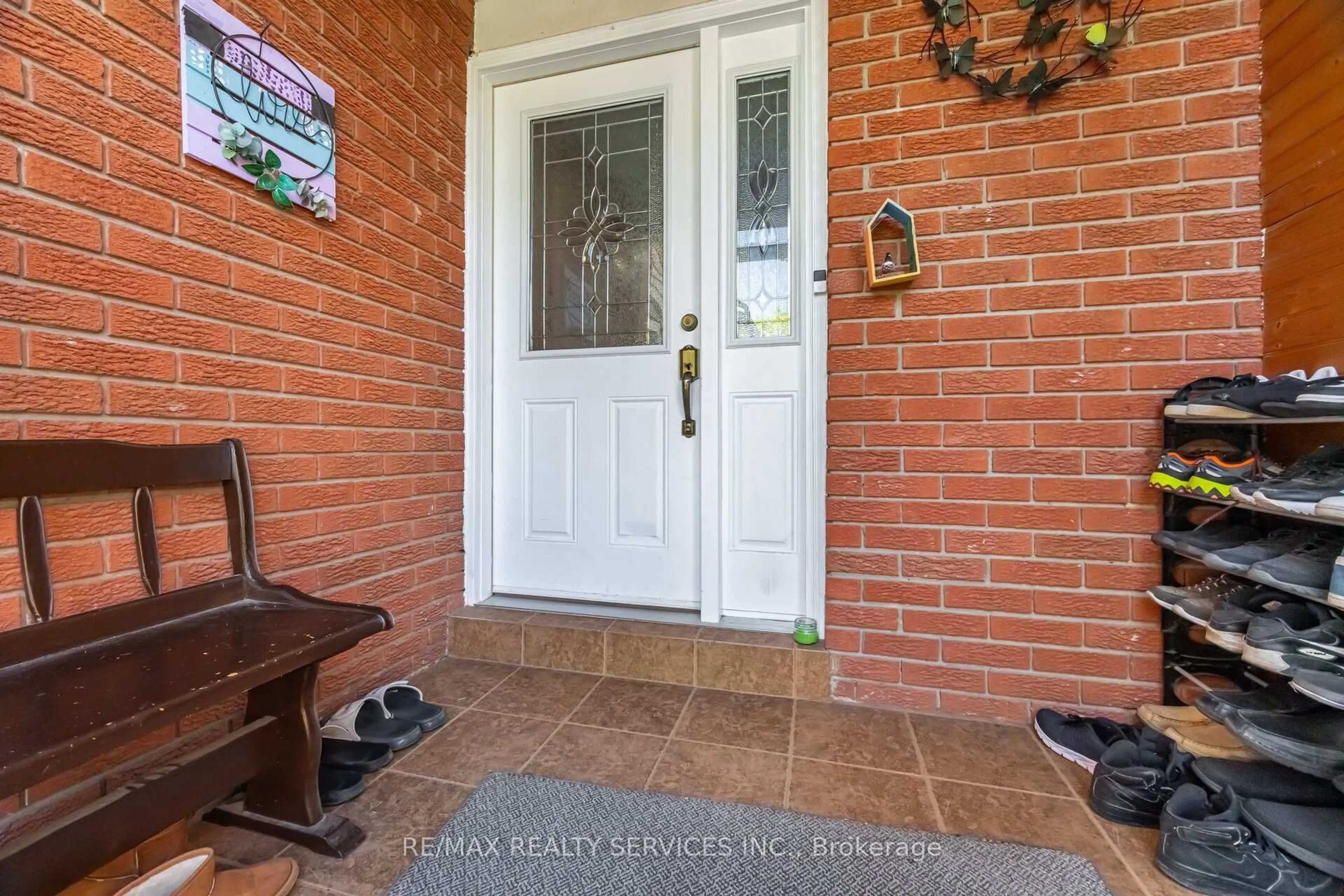 Indoor entryway for 142 Elderwood Pl, Brampton Ontario L6V 3N3