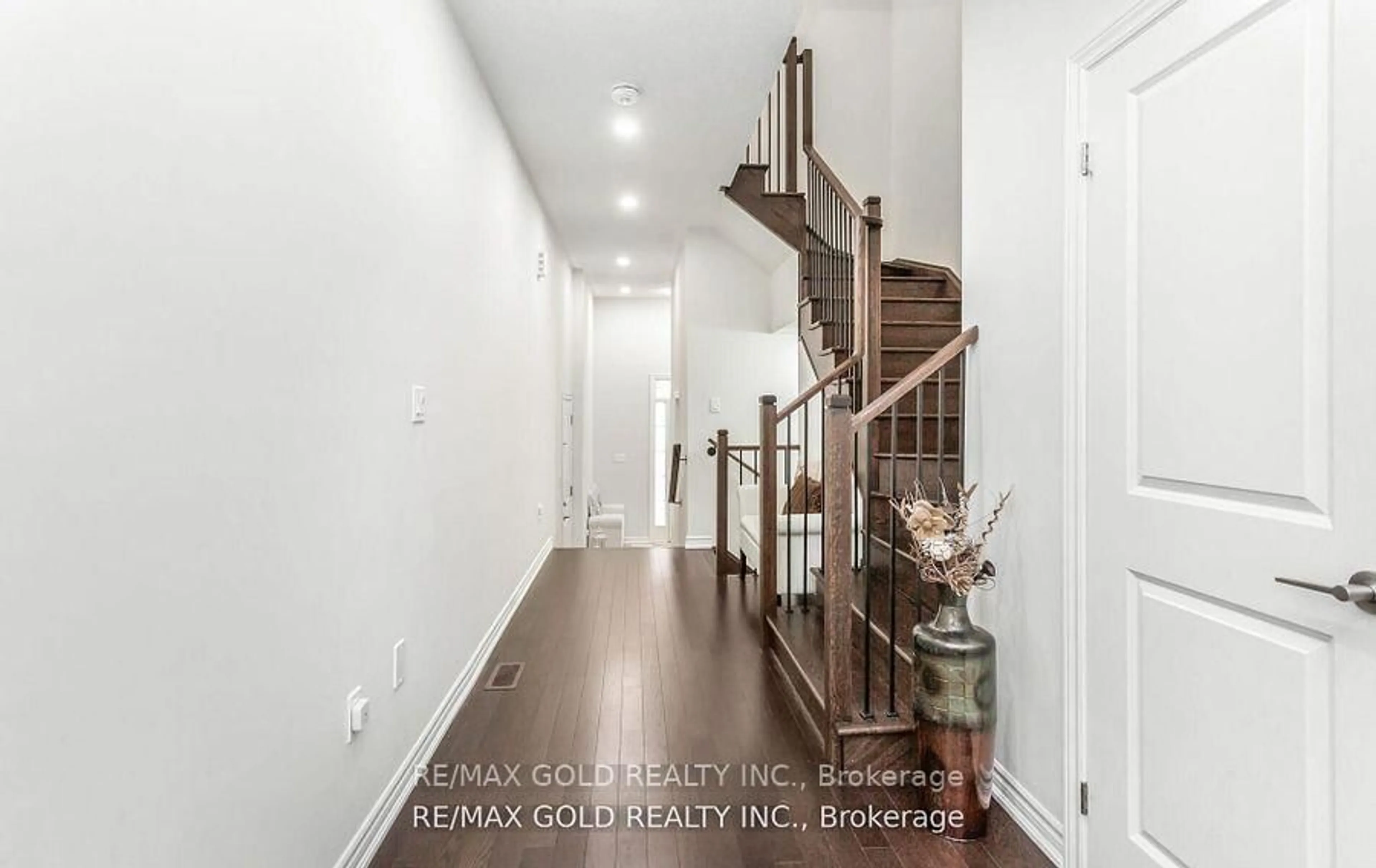 Indoor entryway for 1470 Watercress Way, Milton Ontario L9E 1Z9