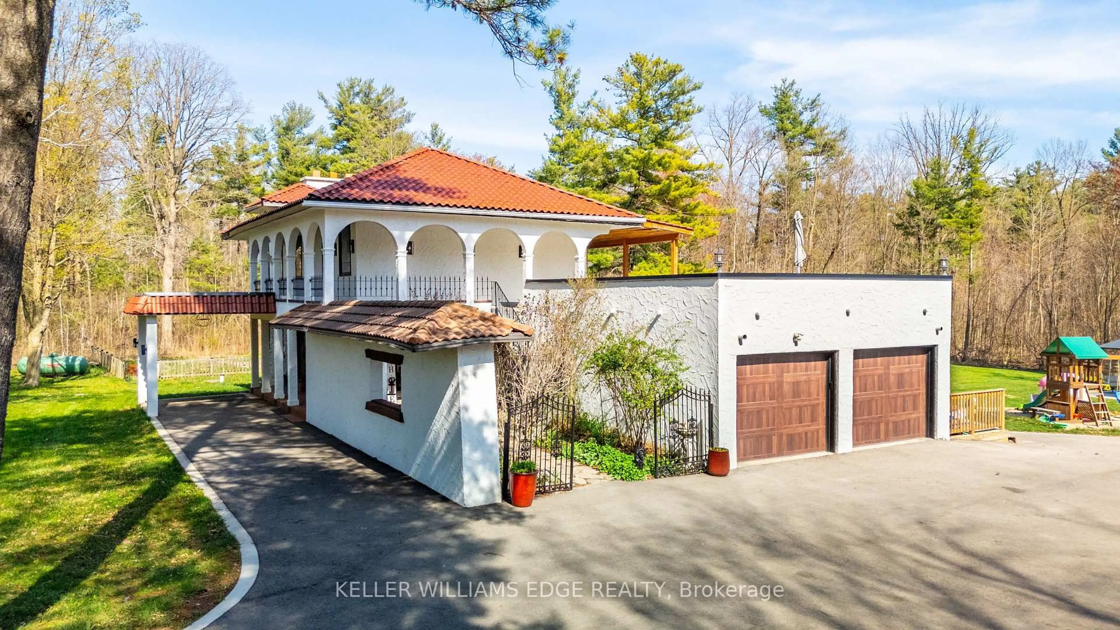 A pic from outside/outdoor area/front of a property/back of a property/a pic from drone, street for 4316 Derry Rd, Burlington Ontario L7M 0R5