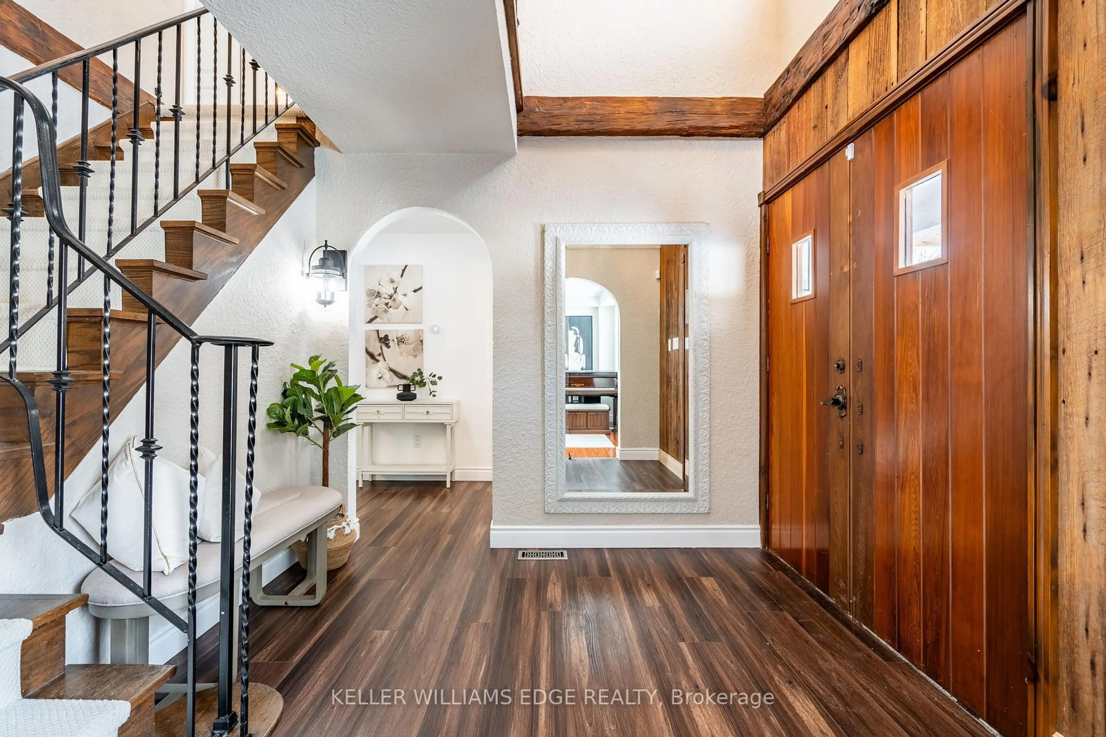 Indoor entryway for 4316 Derry Rd, Burlington Ontario L7M 0R5
