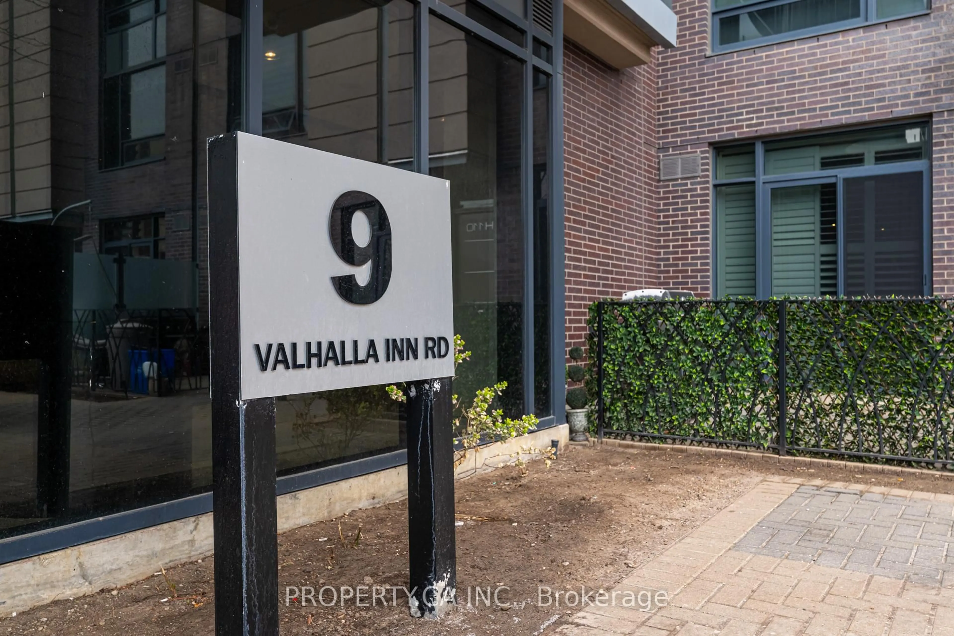 Indoor foyer for 9 Valhalla Inn Rd #509, Toronto Ontario M9B 1S9