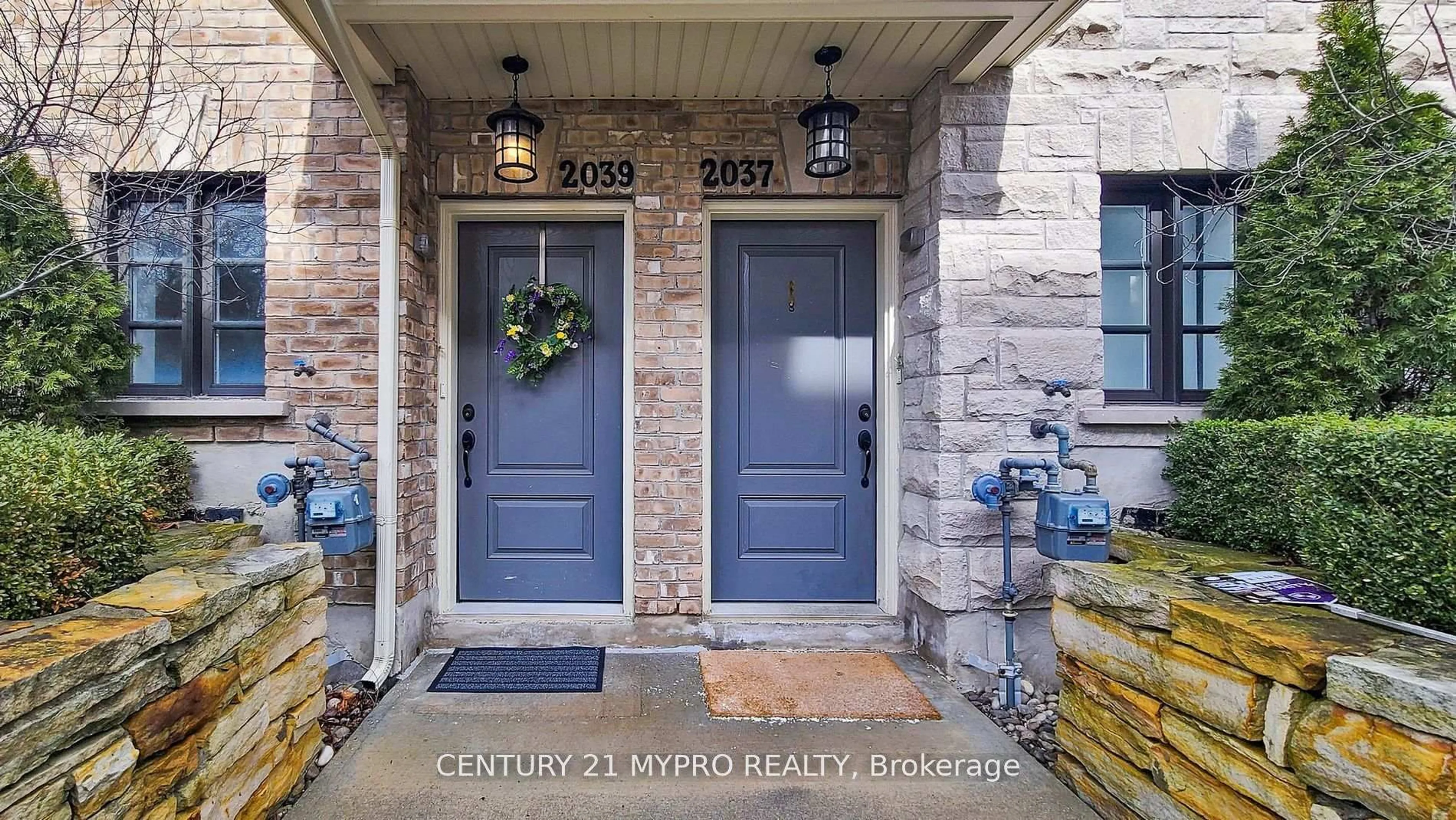 Indoor entryway for 2039 Queensborough Gate #47, Mississauga Ontario L5M 0Y1
