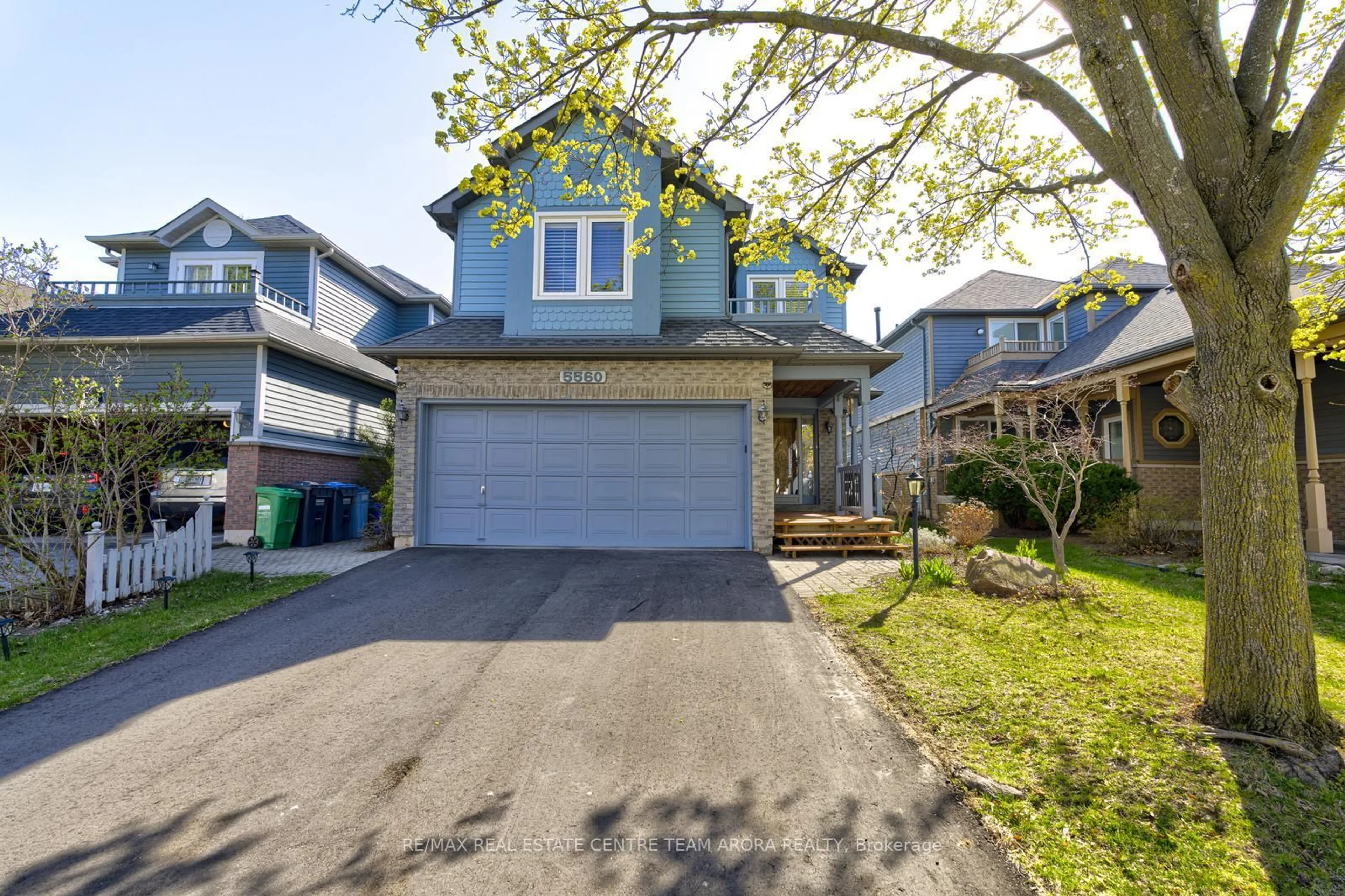 Home with vinyl exterior material, street for 5560 Middlebury Dr, Mississauga Ontario L5M 5G8
