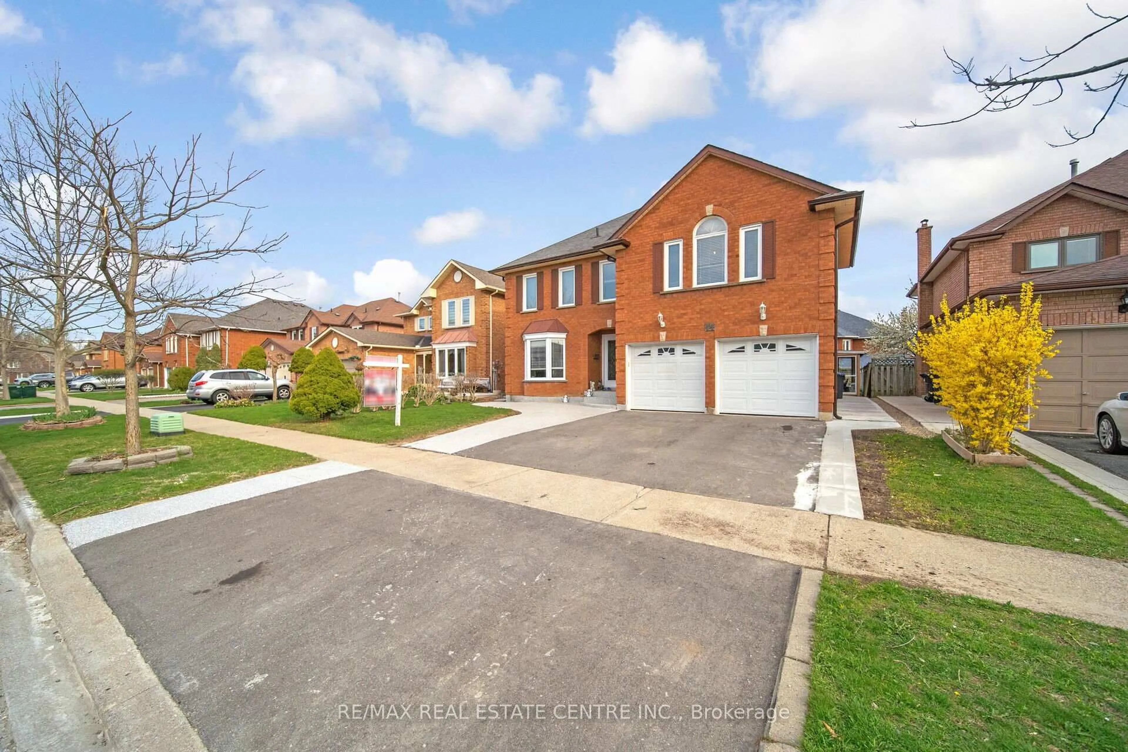 A pic from outside/outdoor area/front of a property/back of a property/a pic from drone, street for 11 Moorehead Cres, Brampton Ontario L6Z 4K6