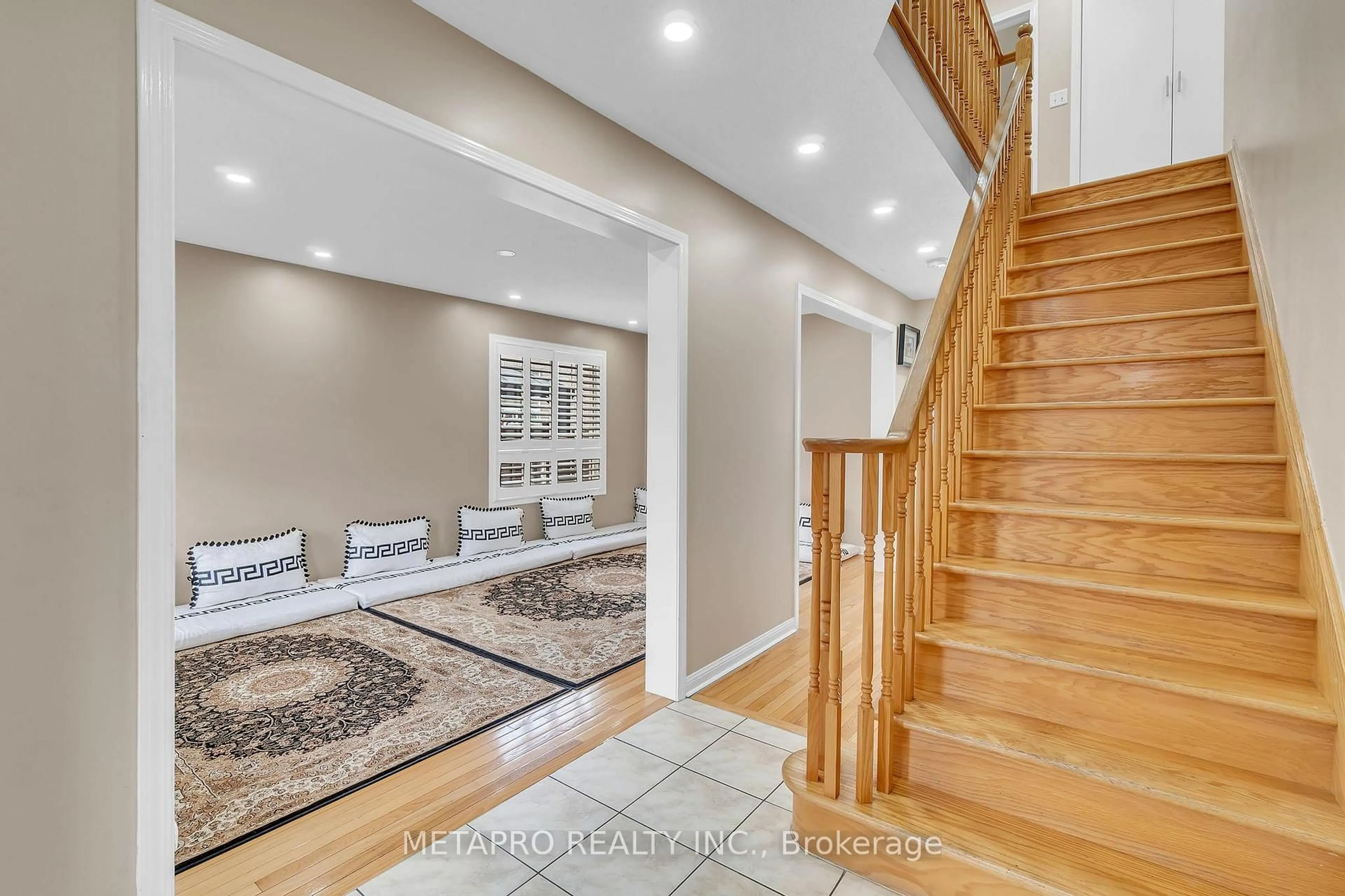 Indoor foyer for 19 Firwood Cres, Brampton Ontario L6P 2J6