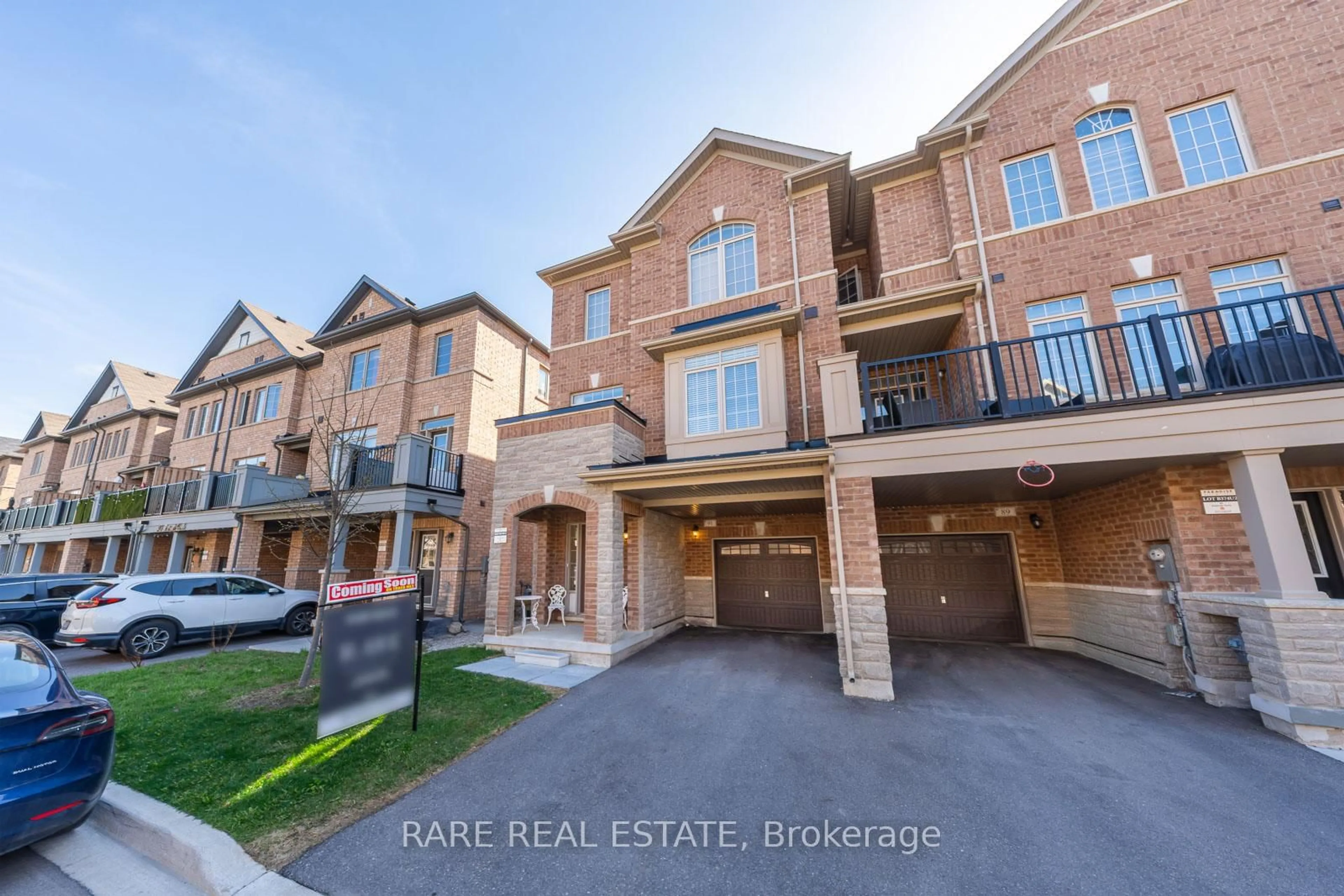 A pic from outside/outdoor area/front of a property/back of a property/a pic from drone, street for 91 Fruitvale Circ, Brampton Ontario L7A 5C4