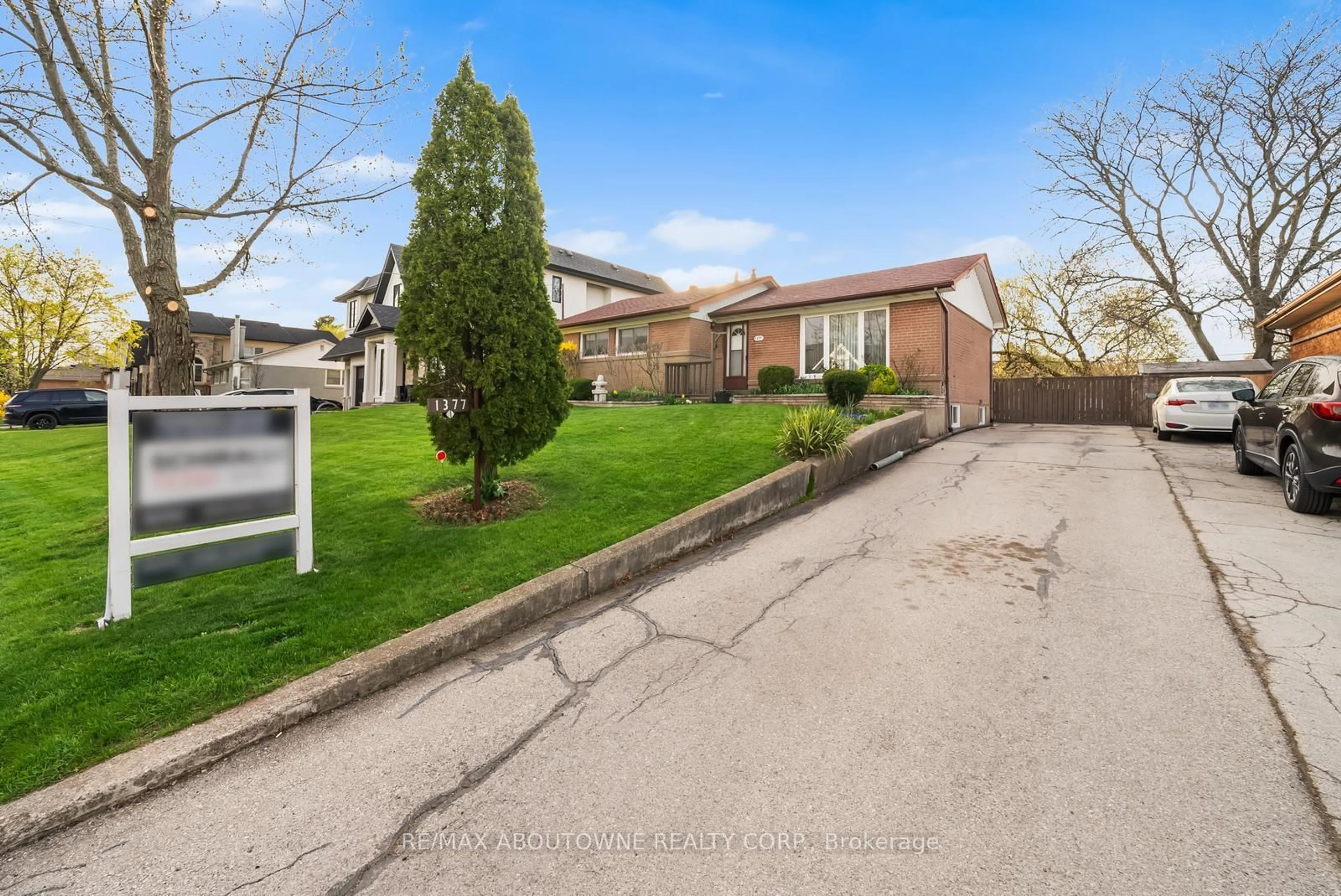 A pic from outside/outdoor area/front of a property/back of a property/a pic from drone, street for 1377 Bridge Rd, Oakville Ontario L6L 2C8
