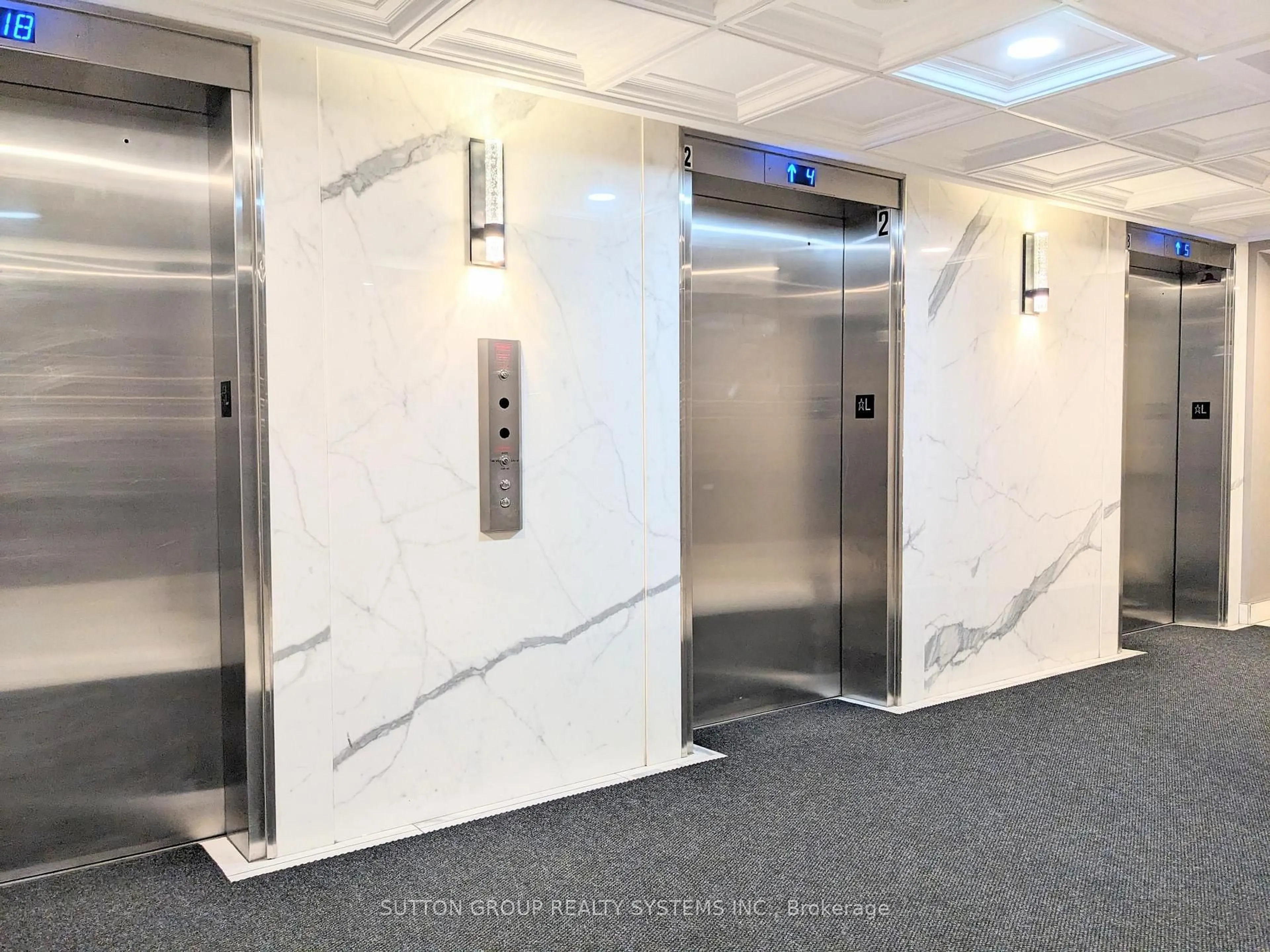 Indoor foyer for 155 Hillcrest Ave #1112, Mississauga Ontario L5B 3Z2