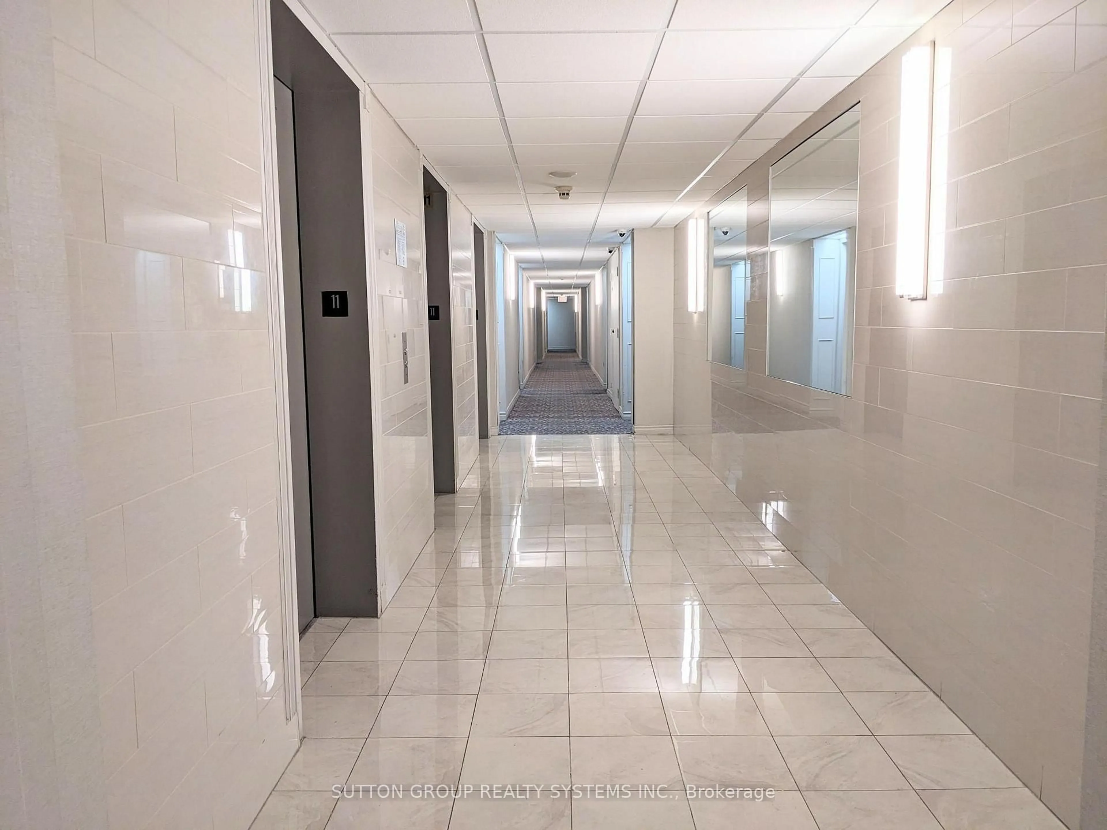 Indoor foyer for 155 Hillcrest Ave #1112, Mississauga Ontario L5B 3Z2