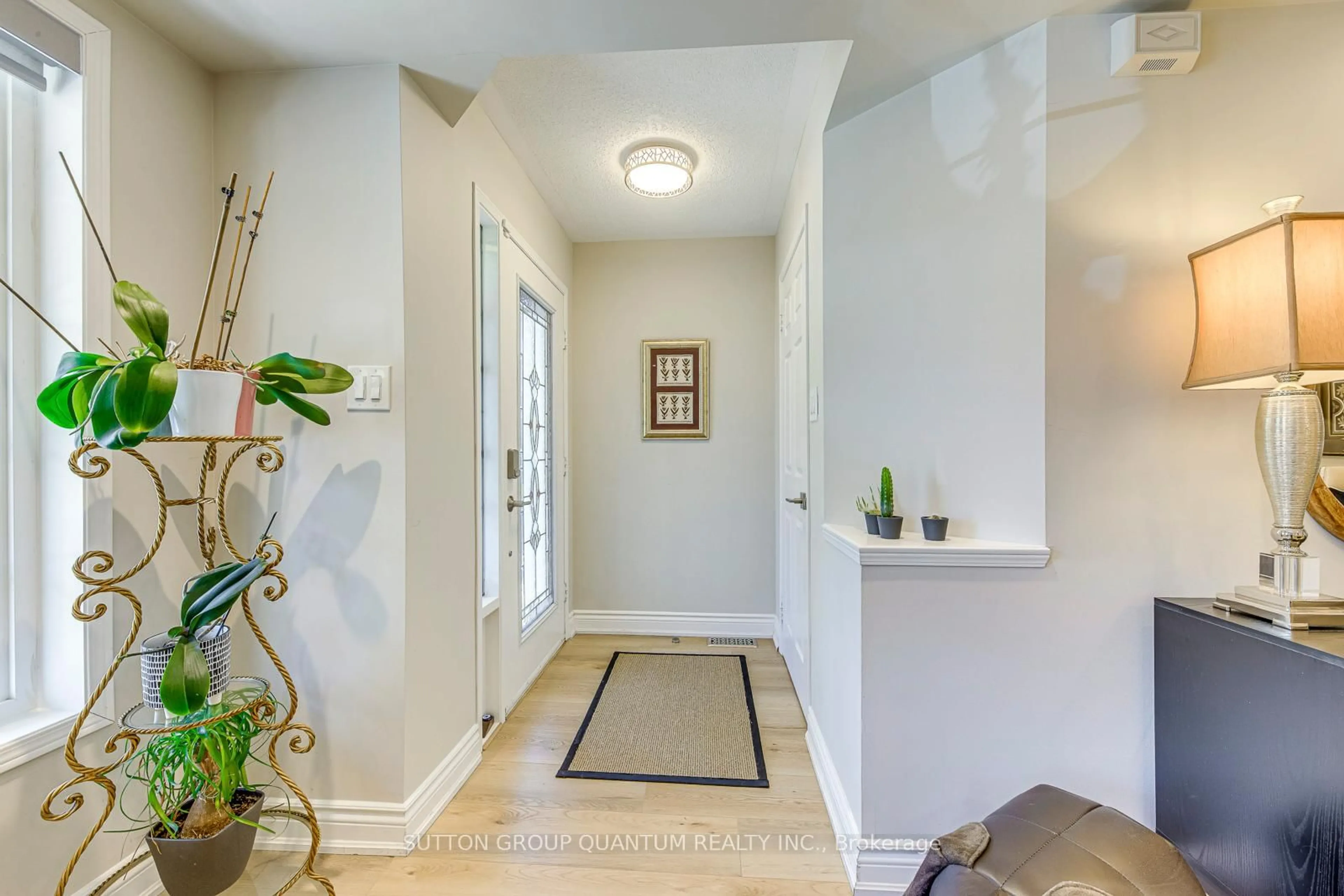 Indoor entryway for 215 ROXTON Rd, Oakville Ontario L6H 6M9