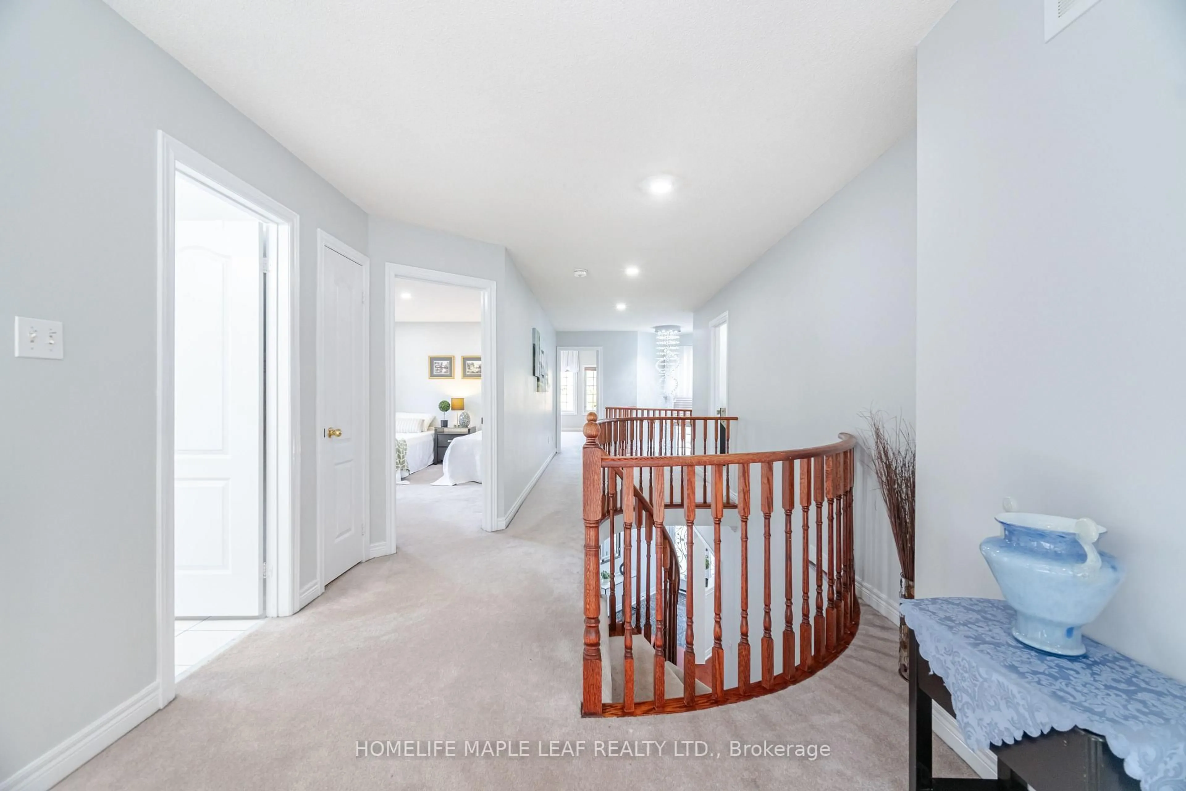 Indoor foyer for 435 Bristol Rd, Mississauga Ontario L5R 3R7