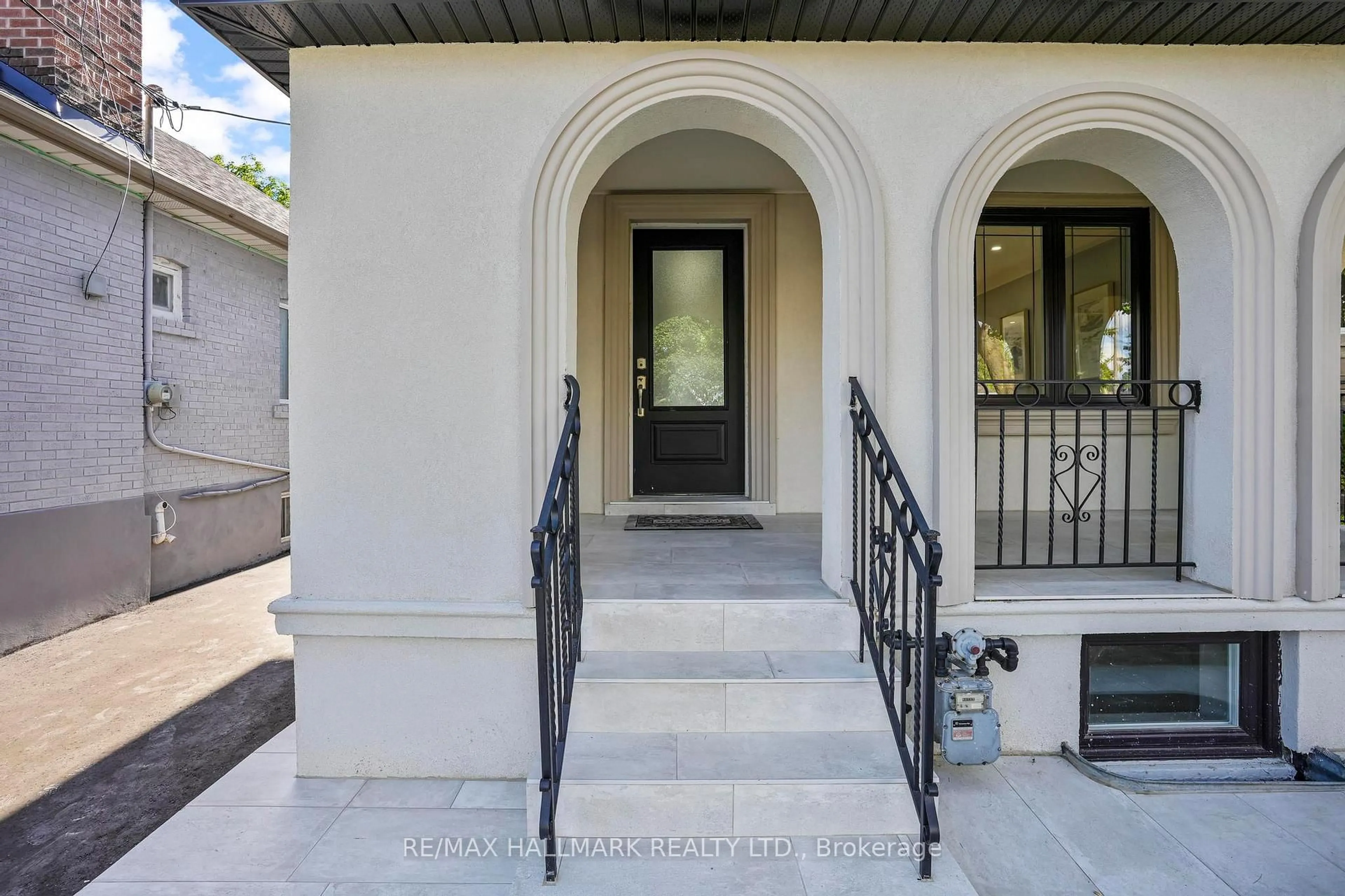 Indoor entryway for 90A Bicknell Ave, Toronto Ontario M6M 4G7