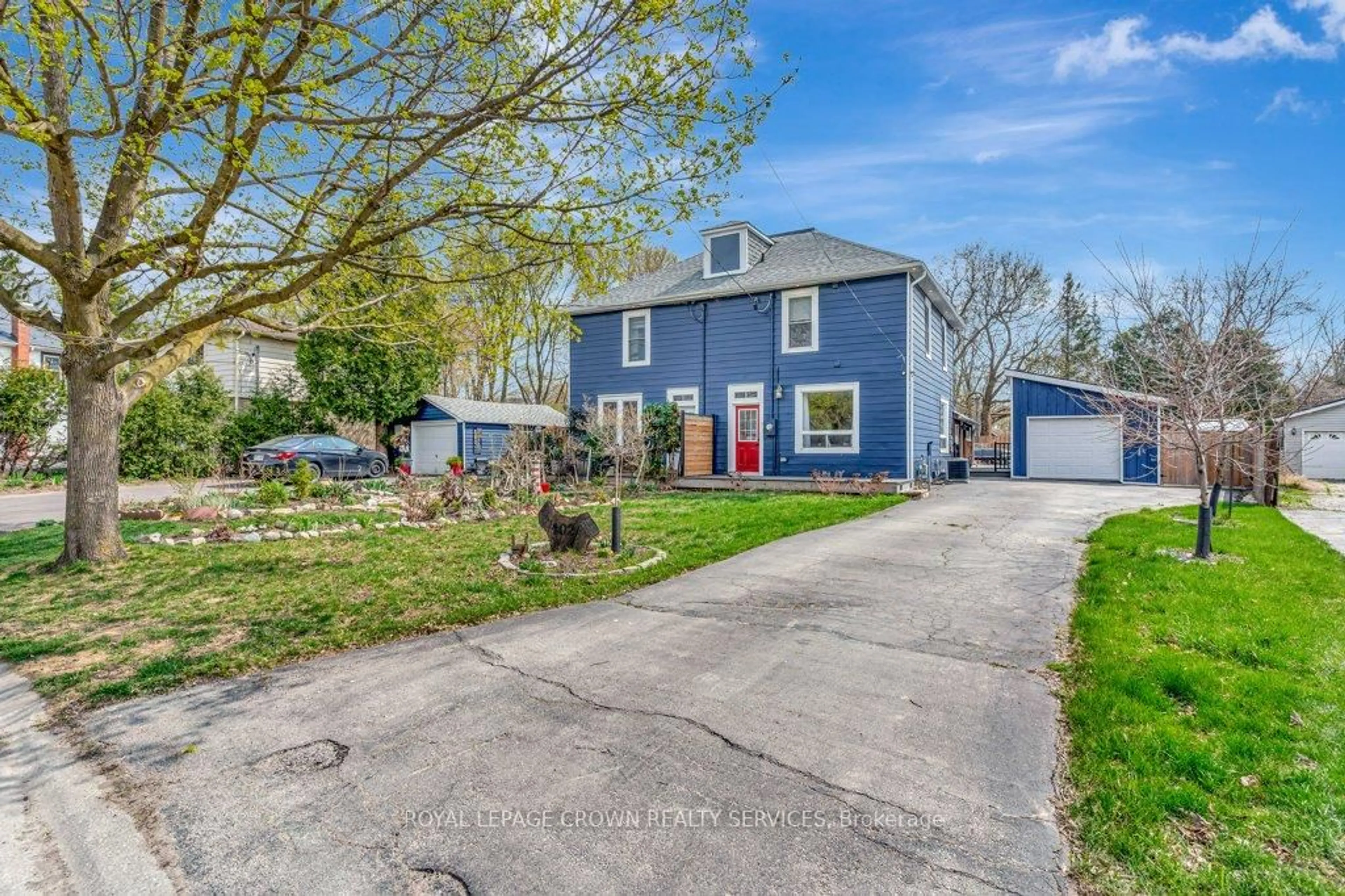 A pic from outside/outdoor area/front of a property/back of a property/a pic from drone, street for 102 Poplar Ave, Halton Hills Ontario L7J 2E2
