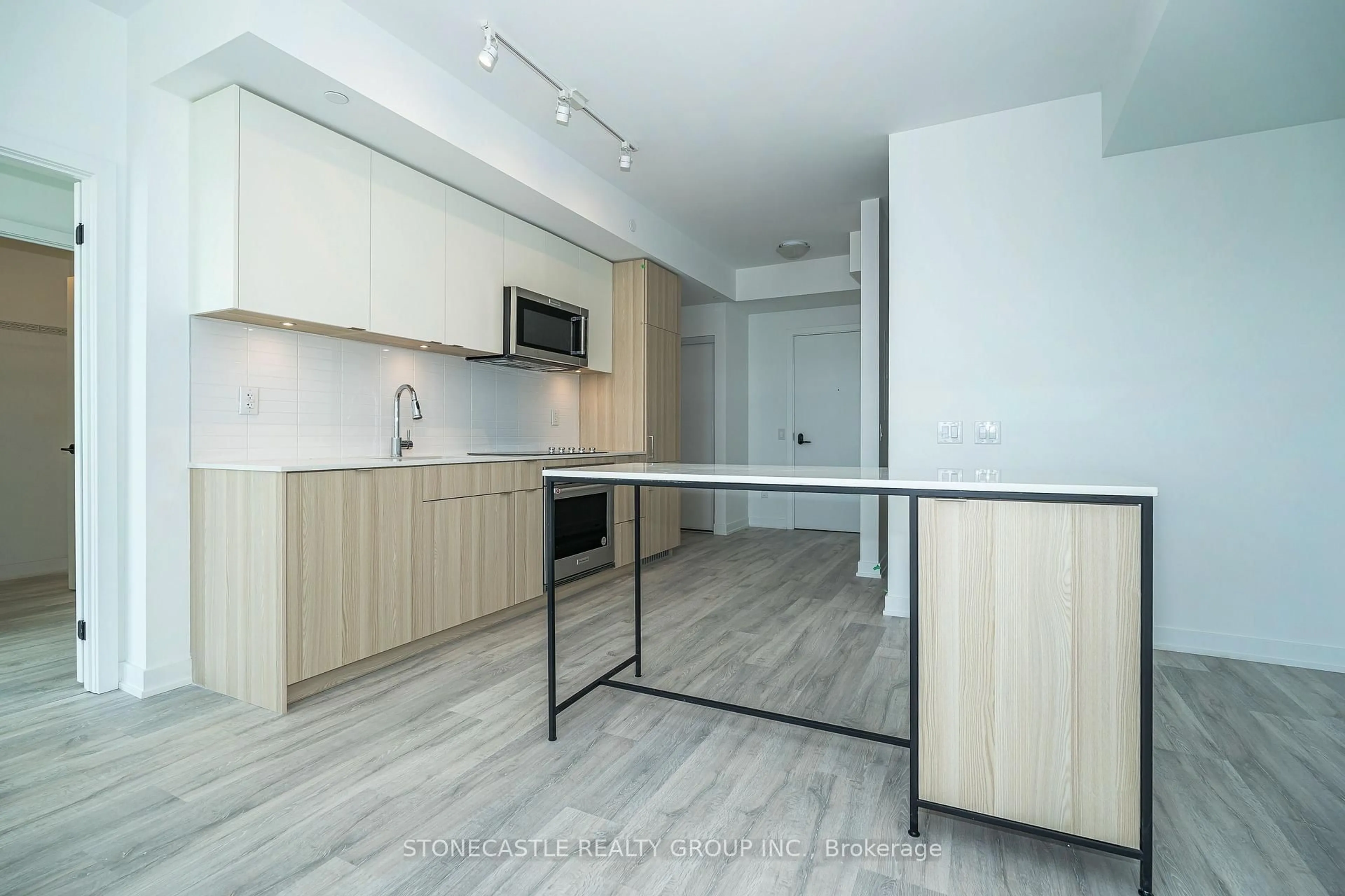 Standard kitchen, wood/laminate floor for 220 Missinnihe Way #906, Mississauga Ontario L6A 5A8