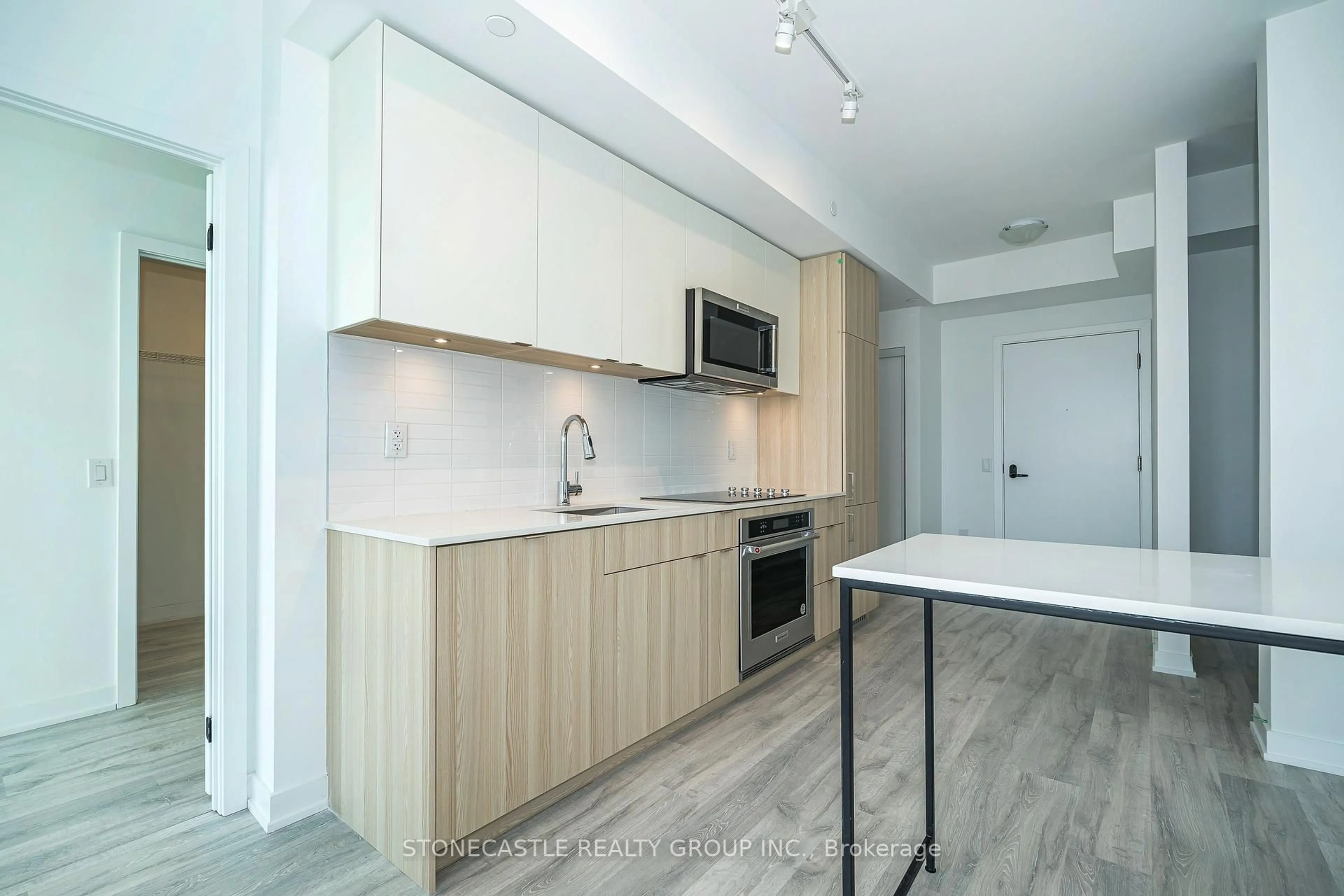 Standard kitchen, wood/laminate floor for 220 Missinnihe Way #906, Mississauga Ontario L6A 5A8