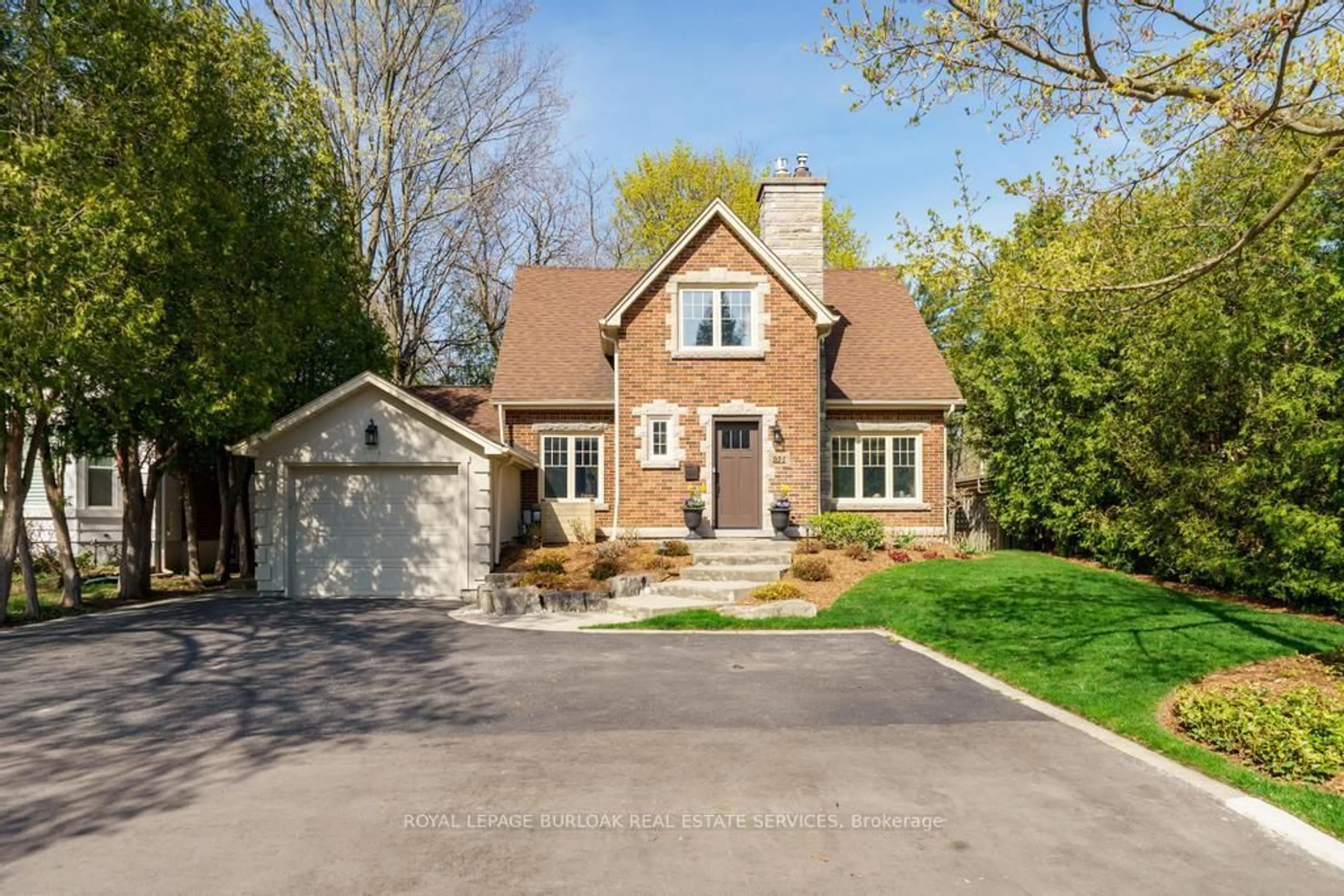 Home with brick exterior material, street for 321 Guelph Line, Burlington Ontario L7R 3L2