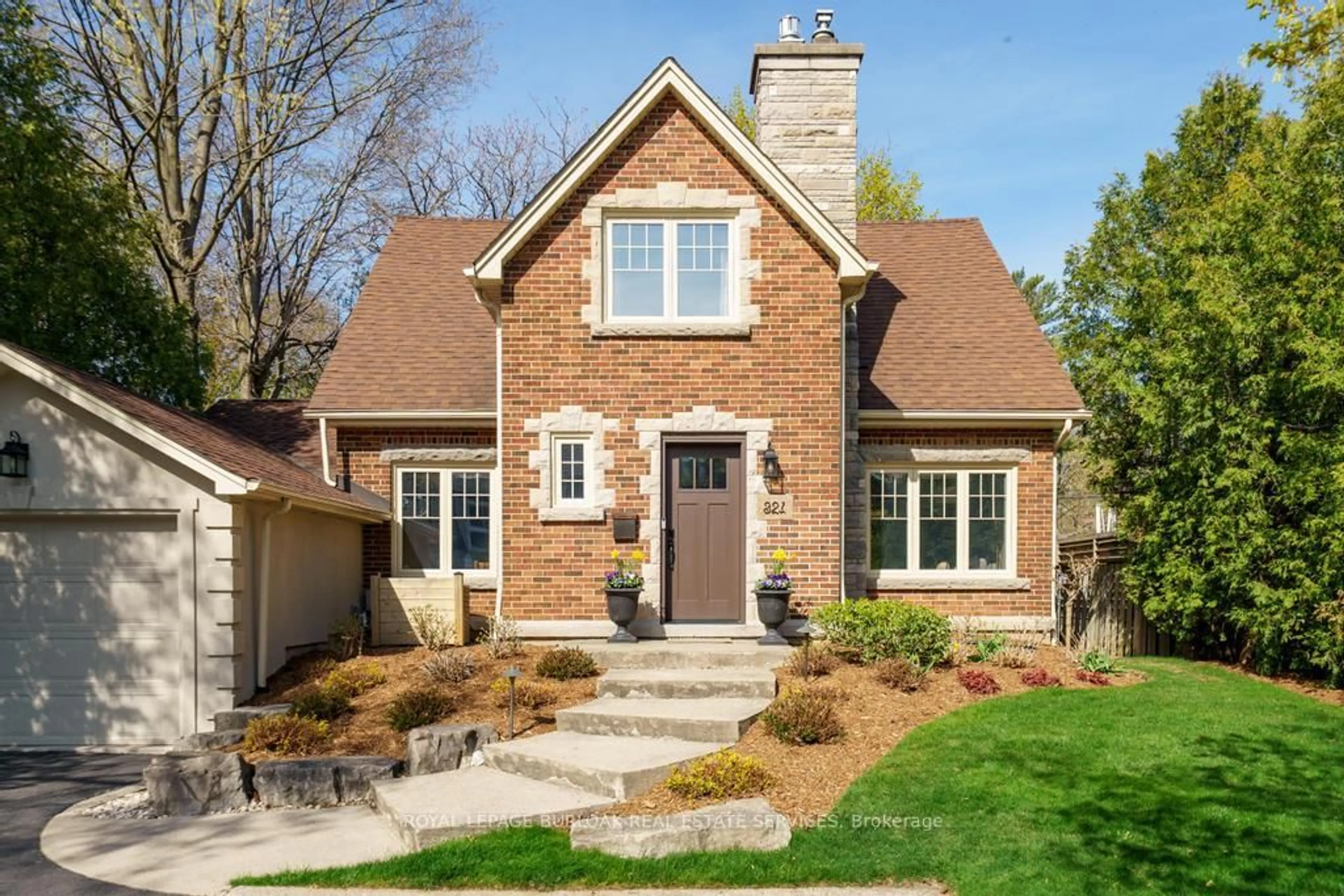 Home with brick exterior material, street for 321 Guelph Line, Burlington Ontario L7R 3L2