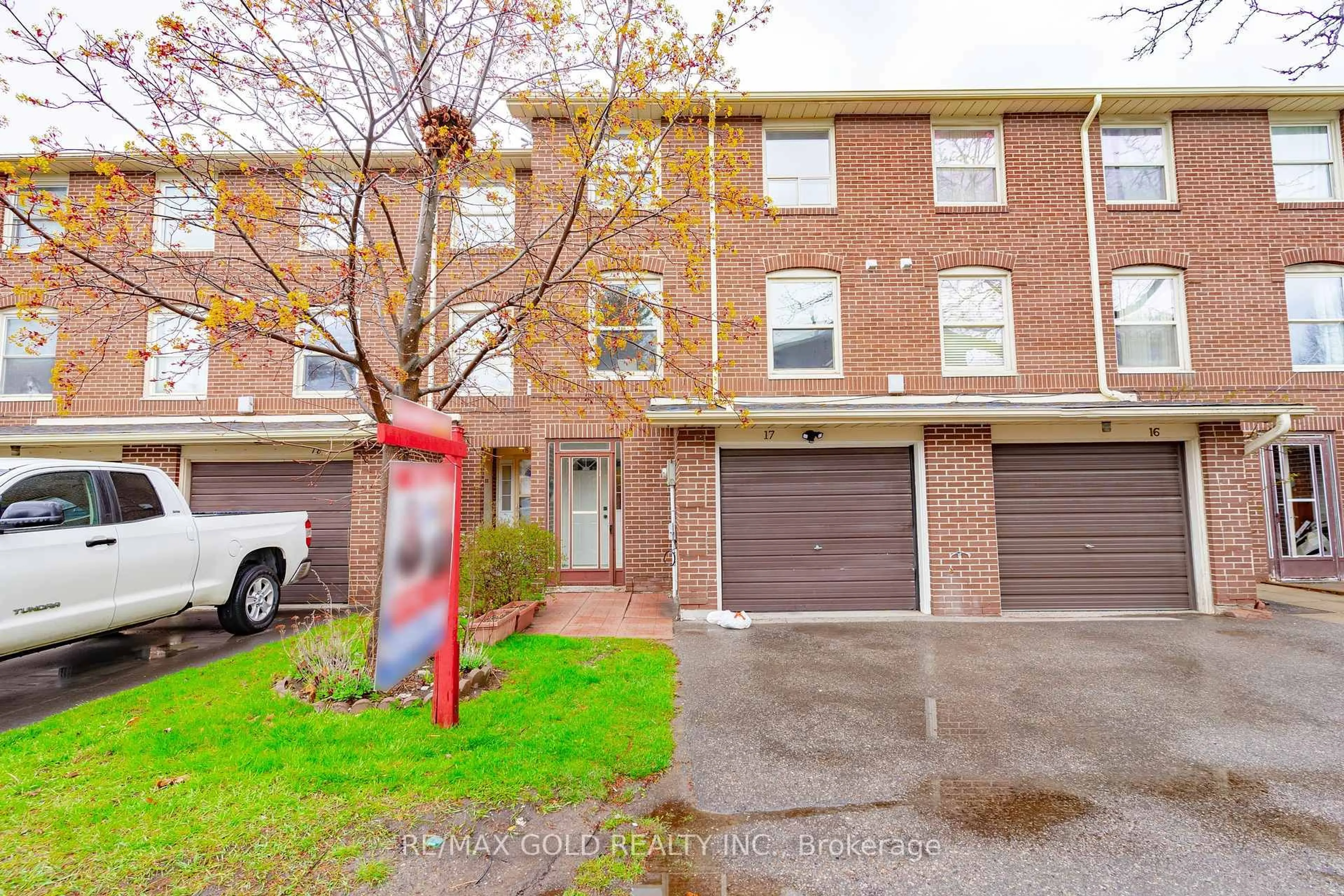 A pic from outside/outdoor area/front of a property/back of a property/a pic from drone, street for 17 Eden Park Dr, Brampton Ontario L6T 3A5